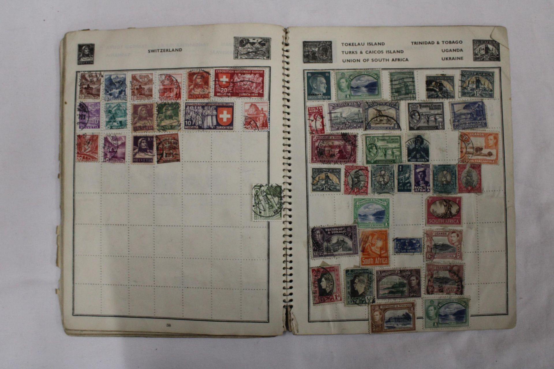 TWO OLD ALBUMS CONTAINING STAMPS FROM AROUND THE WORLD - Bild 5 aus 6