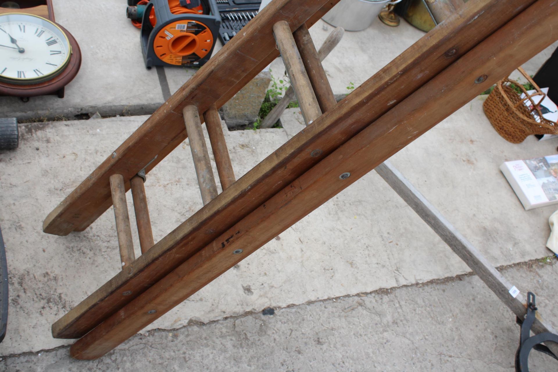 A 26 RUNG TWO SECTION EXTENDABLE LADDER - Image 2 of 2