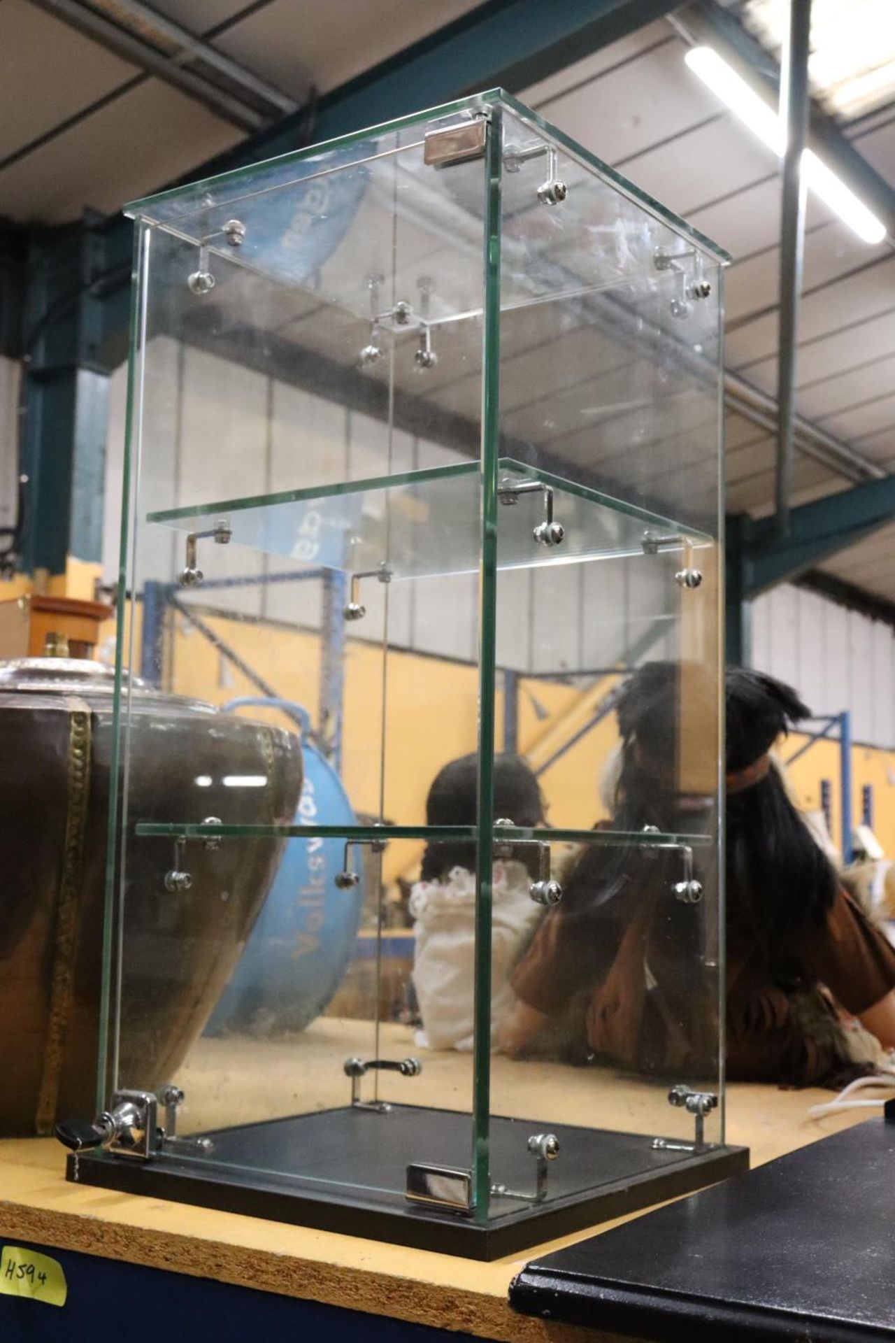 A GLASS DISPLAY CABINET WITH SHELVES AND KEY - Bild 3 aus 4