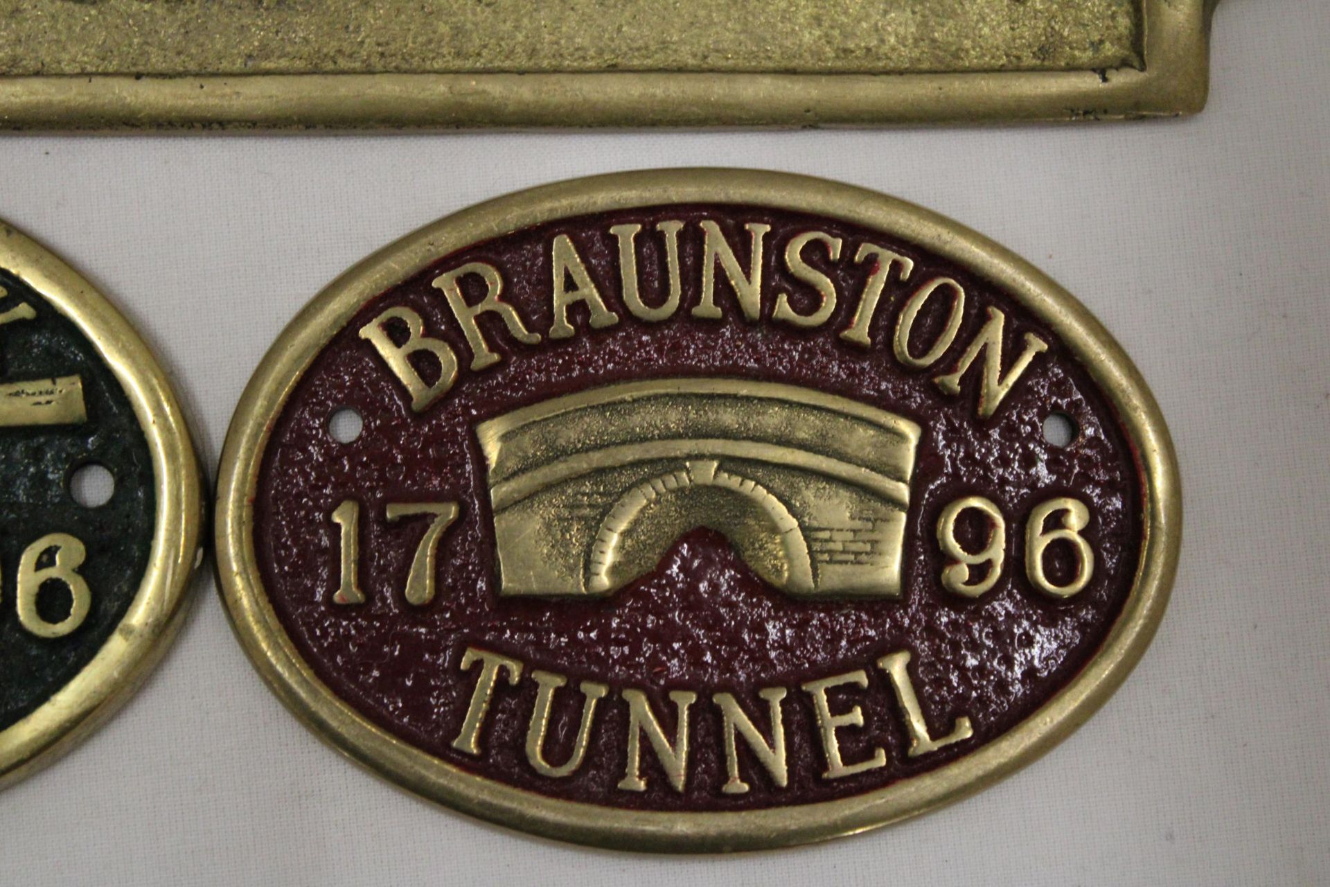 THREE BRASS SIGNS TO INCLUDE, RESTAURANT, BOTTOM LOCK, BRAUNSTON AND BRAUNSTON TUNNEL - Image 4 of 5