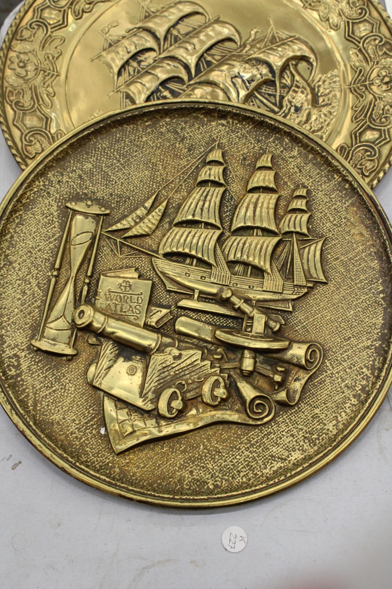 TWO LARGE BRASS VINTAGE WALL PLAQUES WITH SHIP DECORATION, DIAMETER 36CM PLUS A RECTANGULAR WALL - Image 3 of 6