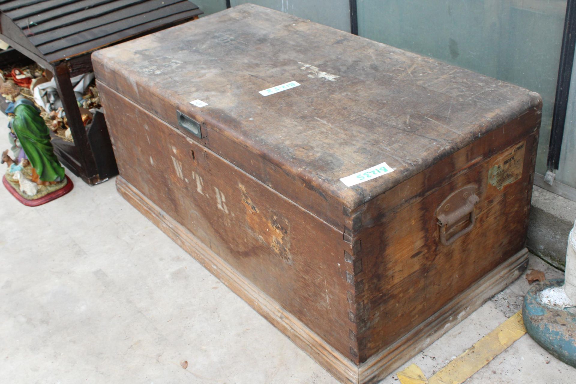 A VINTAGE PINE LIDDED TOOL CHEST - Image 2 of 3