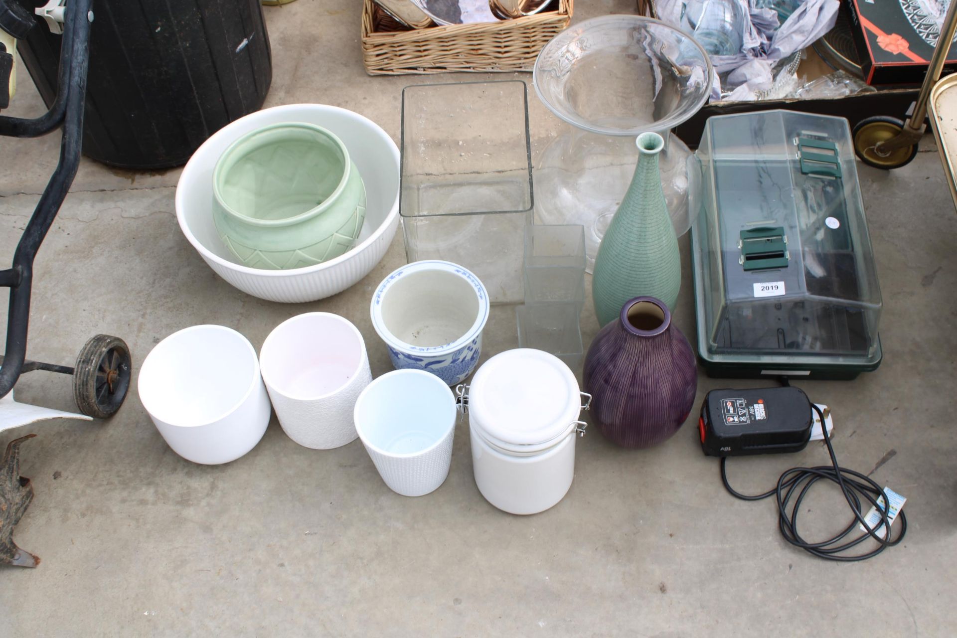 AN ASSORTMENT OF ITEMS TO INCLUDE A PROPEGATOR AND GLASS AND CERAMIC VASES ETC