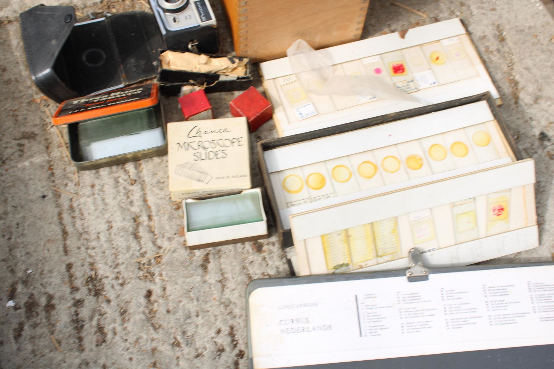 AN ASSORTMENT OF ITEMS TO INCLUDE A MICROSCOPE AND SLIDES AND A CAMERA ETC - Bild 3 aus 4