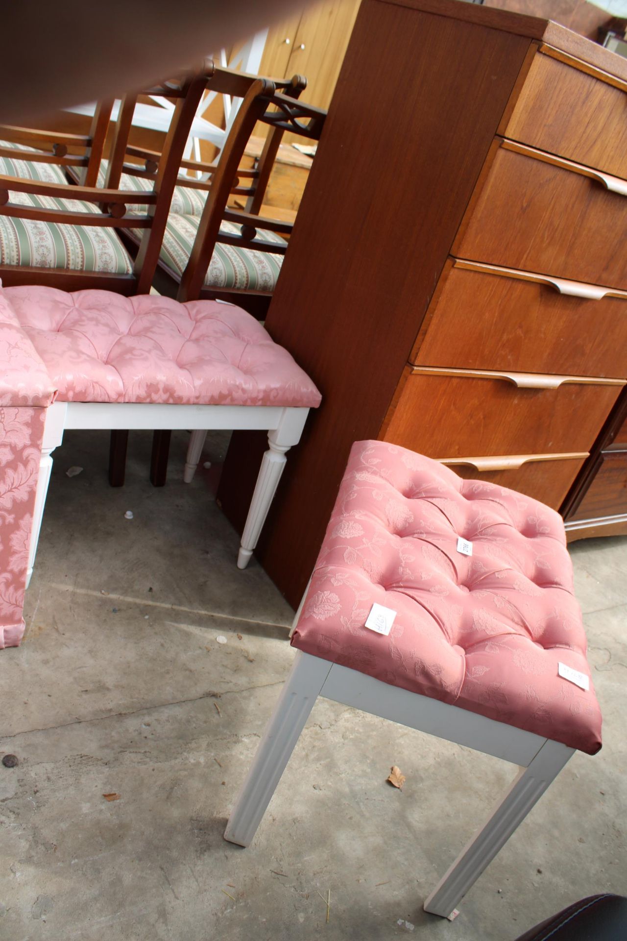 A MODERN PINK OTTOMAN AND TWO PINK STOOLS - Image 3 of 3