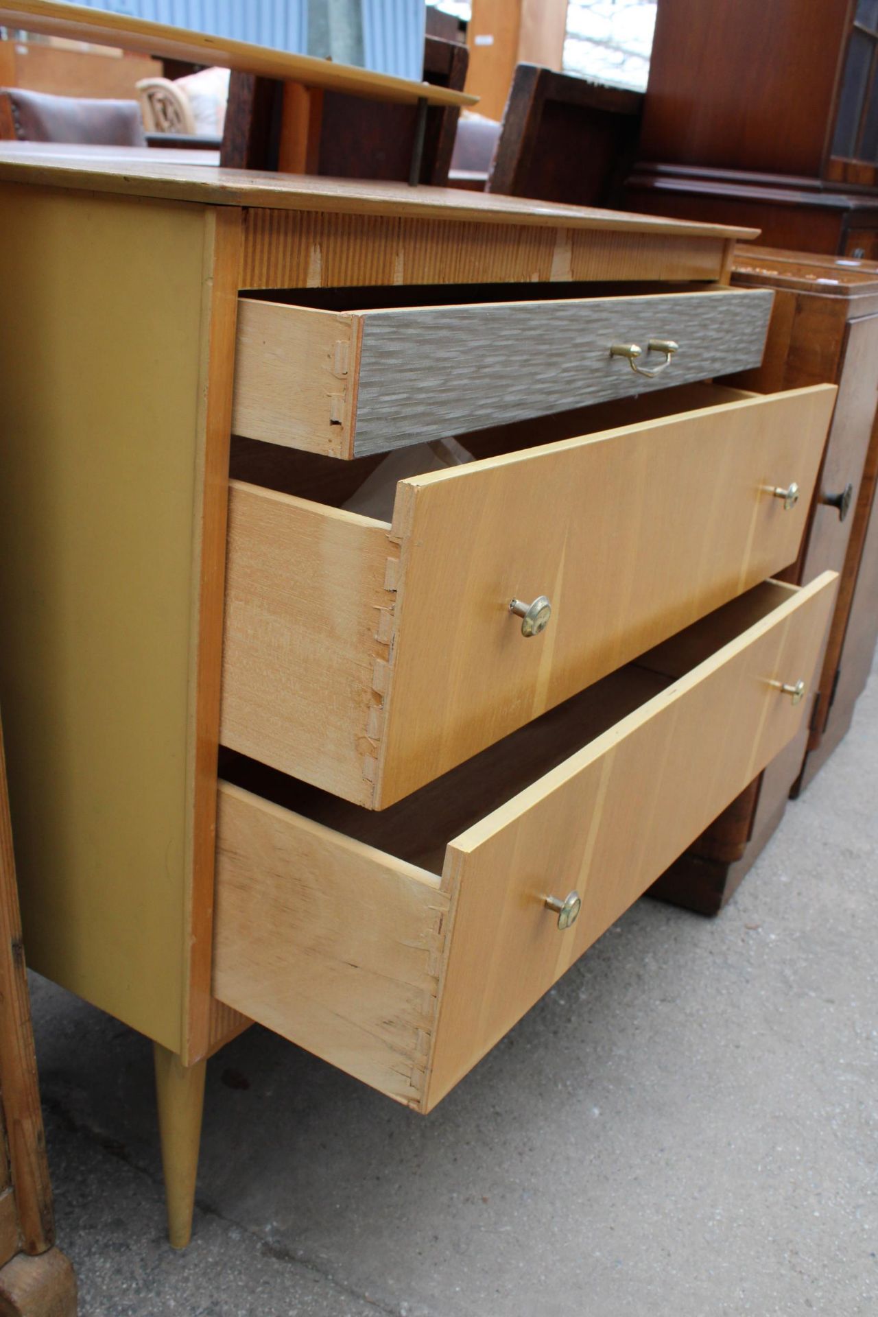 A RETRO OAK DRESSING CHEST ENCLOSING THREE DRAWERS, ONE BEING SILVER COLOURED, 30" WIDE - Image 3 of 4