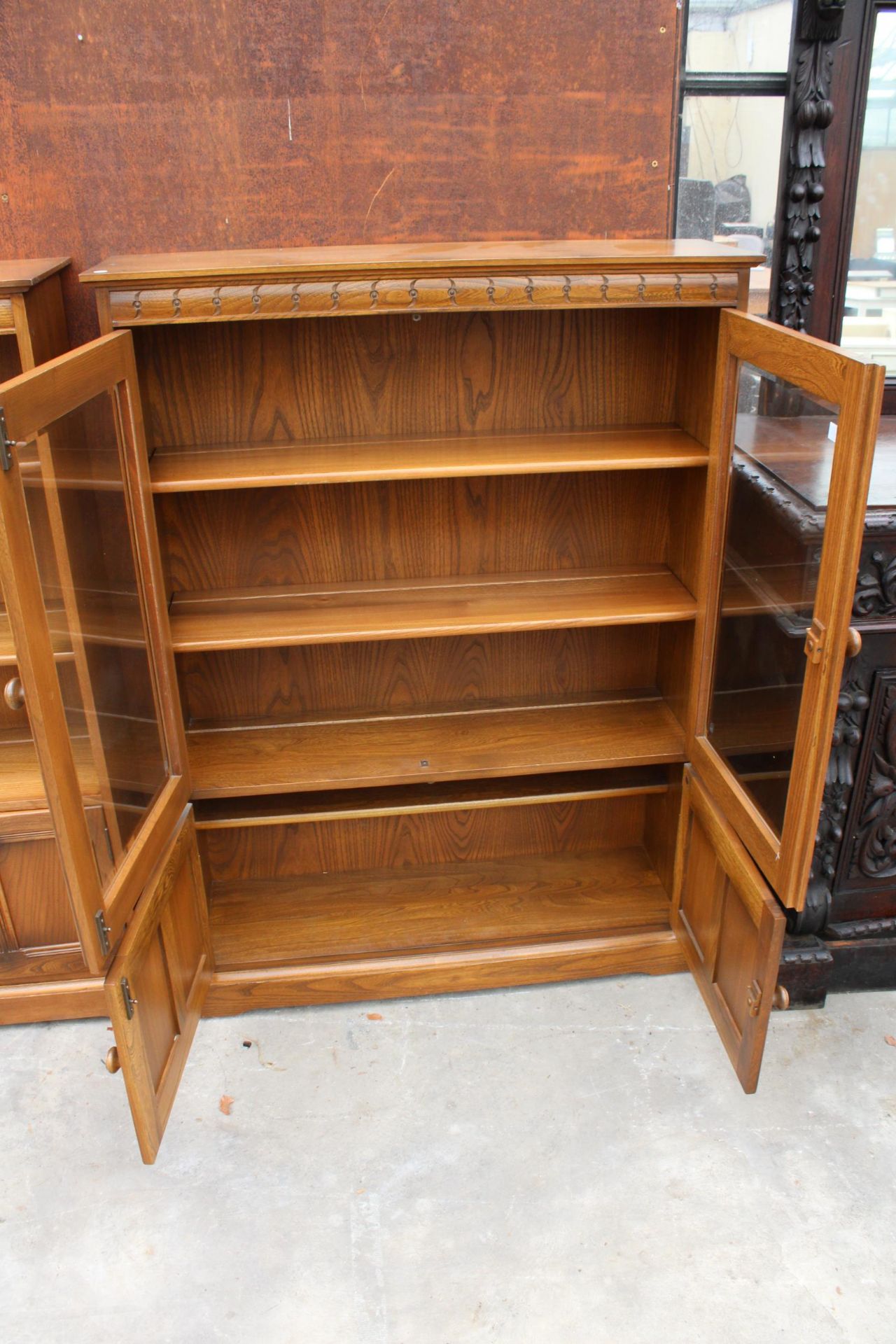 AN ERCOL BLONDE TWO DOOR BOOKCASE WITH CUPBOARDS TO BASE 39.5" WIDE - Image 4 of 4