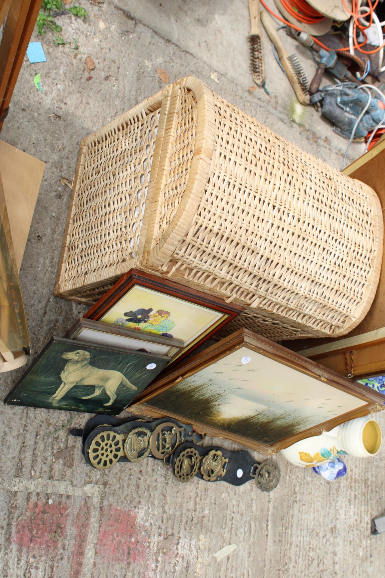 AN ASSORTMENT OF ITEMS TO INCLUDE FRAMED PRINTS, HORSE BRASSES AND CERAMICS ETC - Image 4 of 4