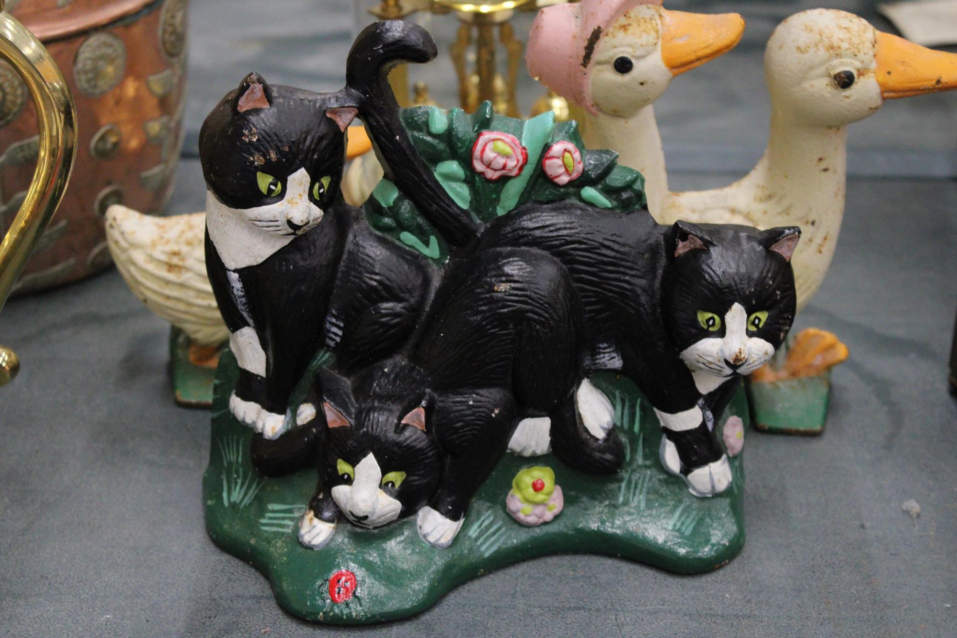 THREE CAST IRON ITEMS TO INCLUDE A LETTER RACK WITH COW DECORATION, PLUS DUCK AND CAT DOOR STOPS - Image 4 of 5