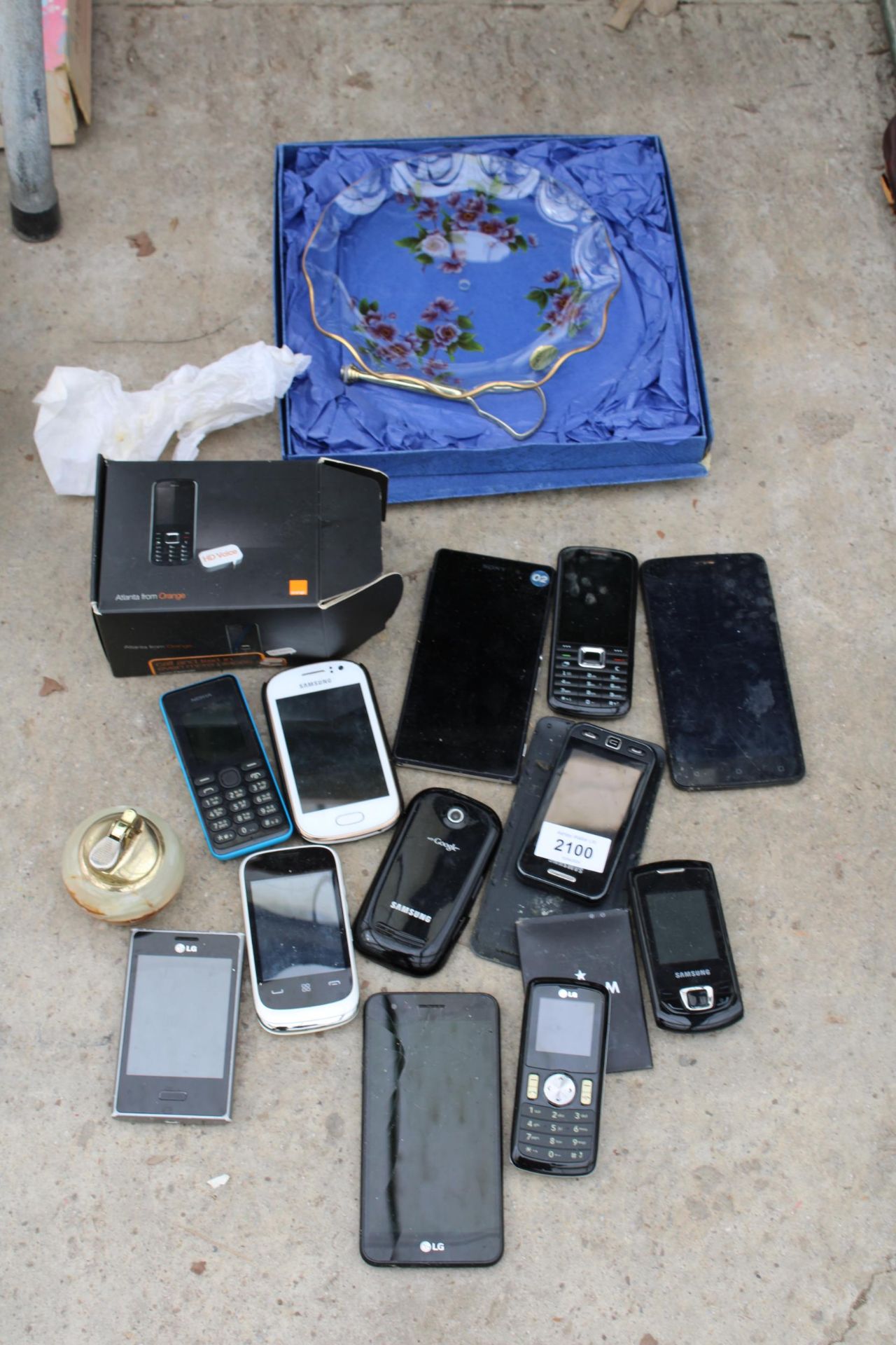 AN ASSORTMENT OF VARIOUS MOBILE PHONES