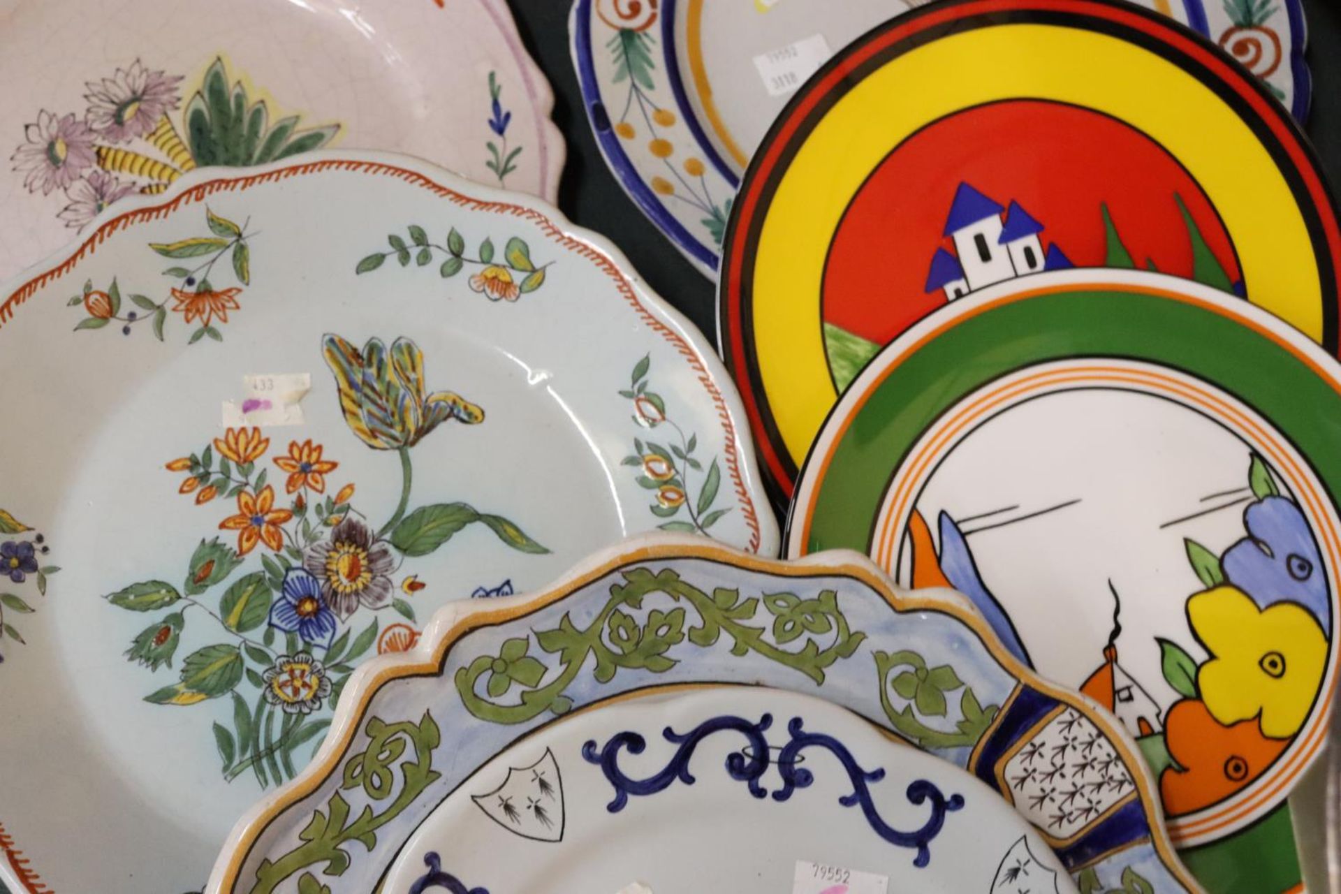 VARIOUS PLATES TO INCLUDE WEDGEWOOD AND A STAFFORDSHIRE POTTERY ORIENTAL BOWL - Image 4 of 5