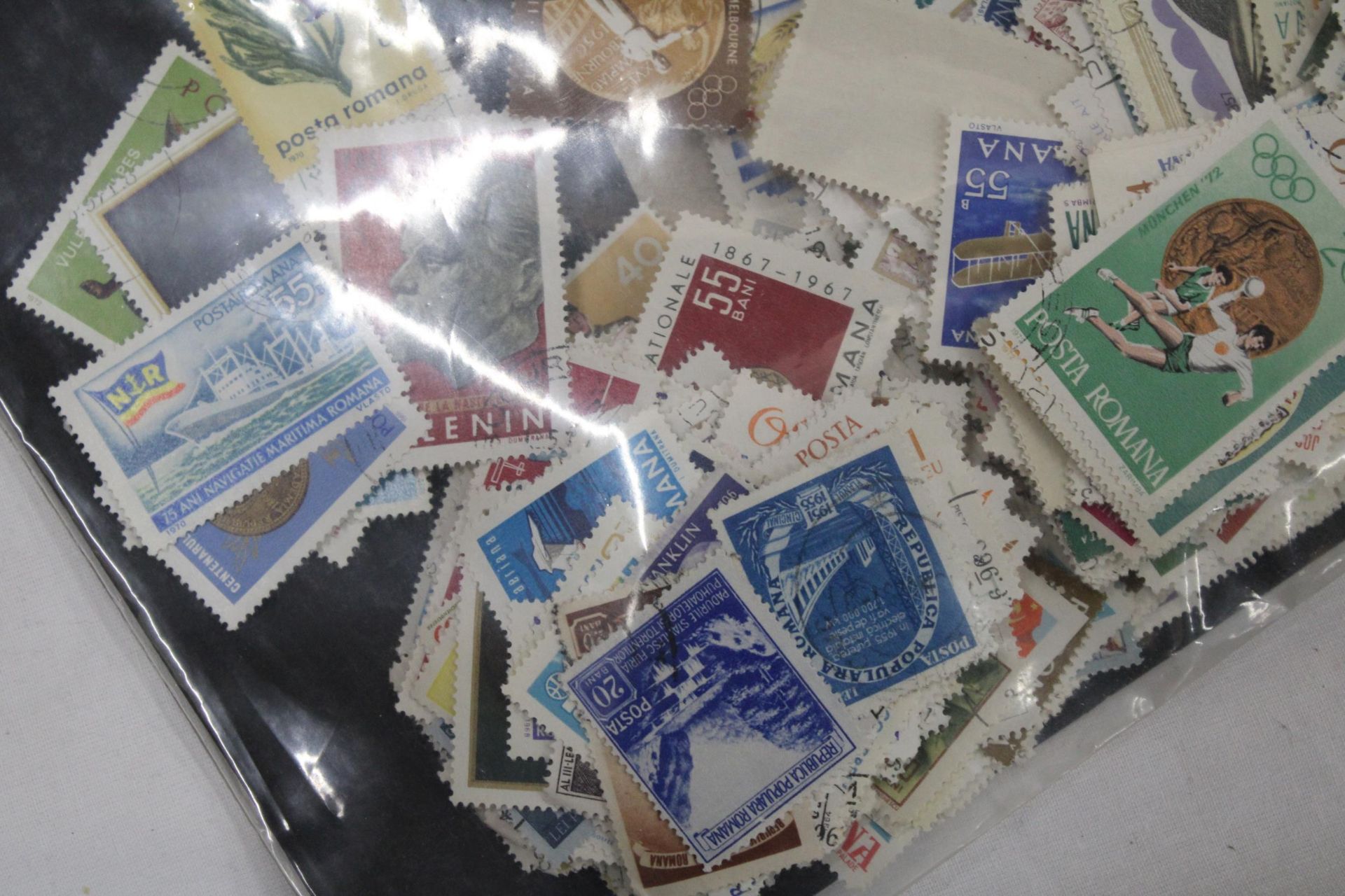 A QUANTITY OF LOOSE STAMPS FROM AROUND THE WORLD - Image 6 of 7