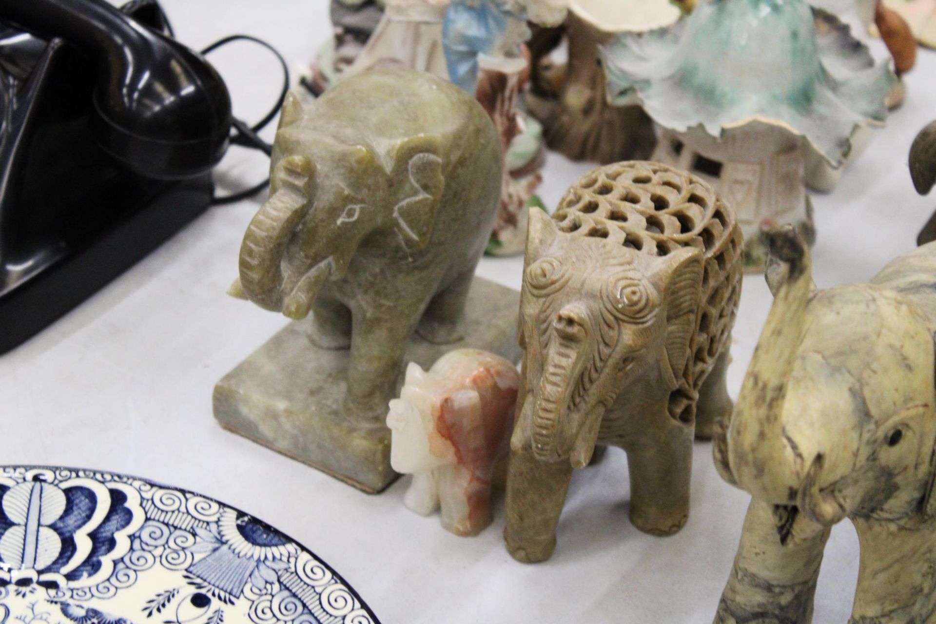 FOUR STONE ELEPHANTS OF VARYING SIZES - Image 3 of 6