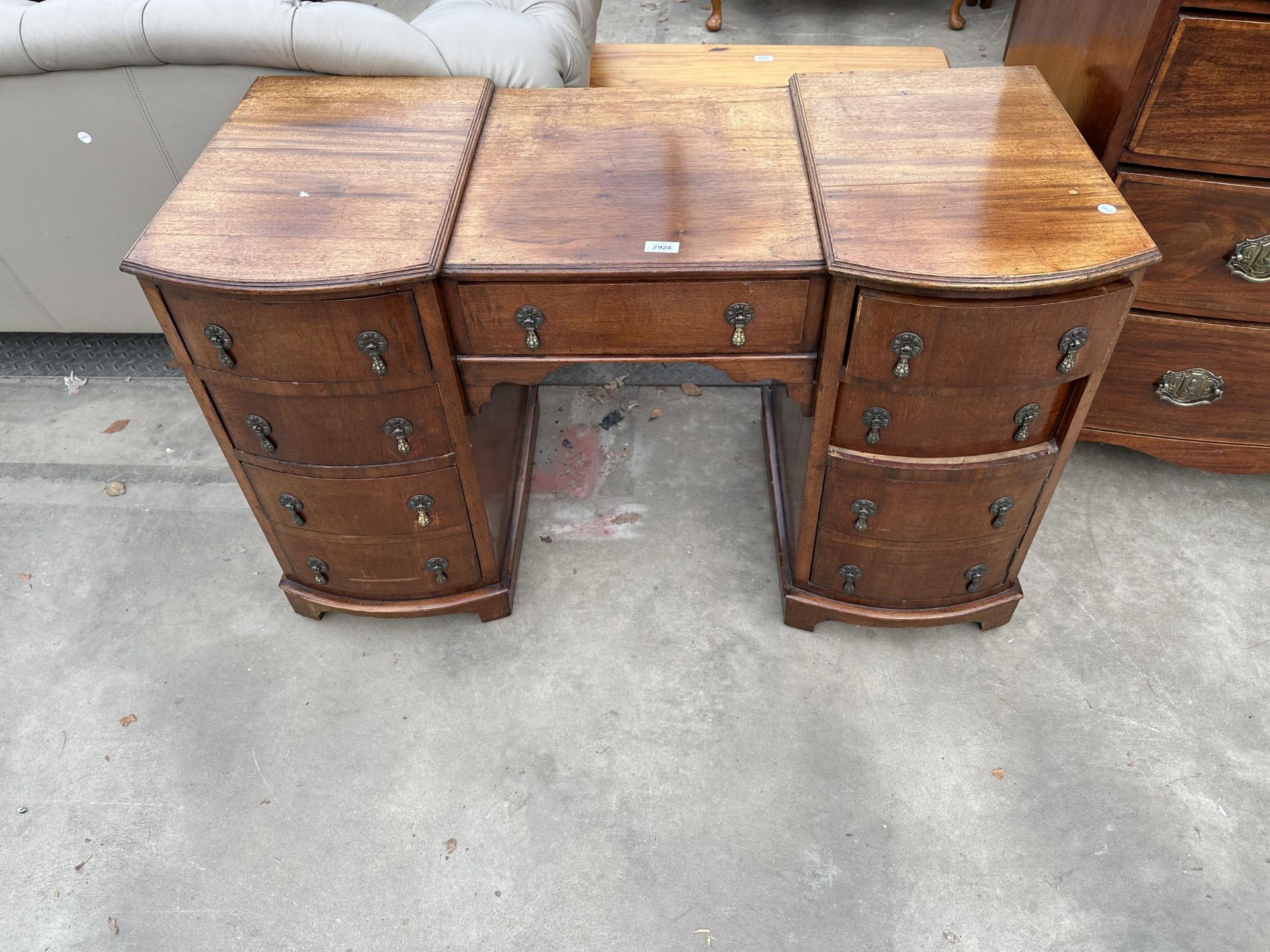 A MID 20TH CENTURY MAHOGANY KNEE-HOLE DESK/DRESSING TABLE, 43.5" WIDE