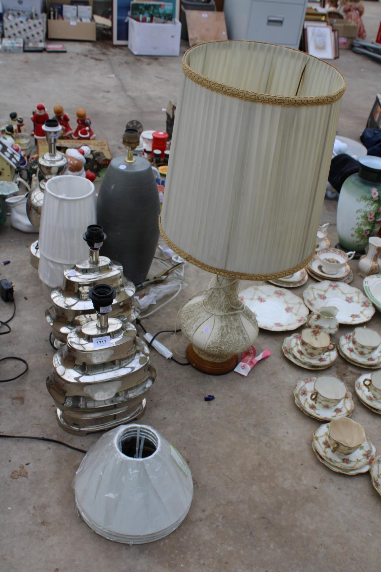 AN ASSORTMENT OF VARIOUS DECORATIVE TABLE LAMPS