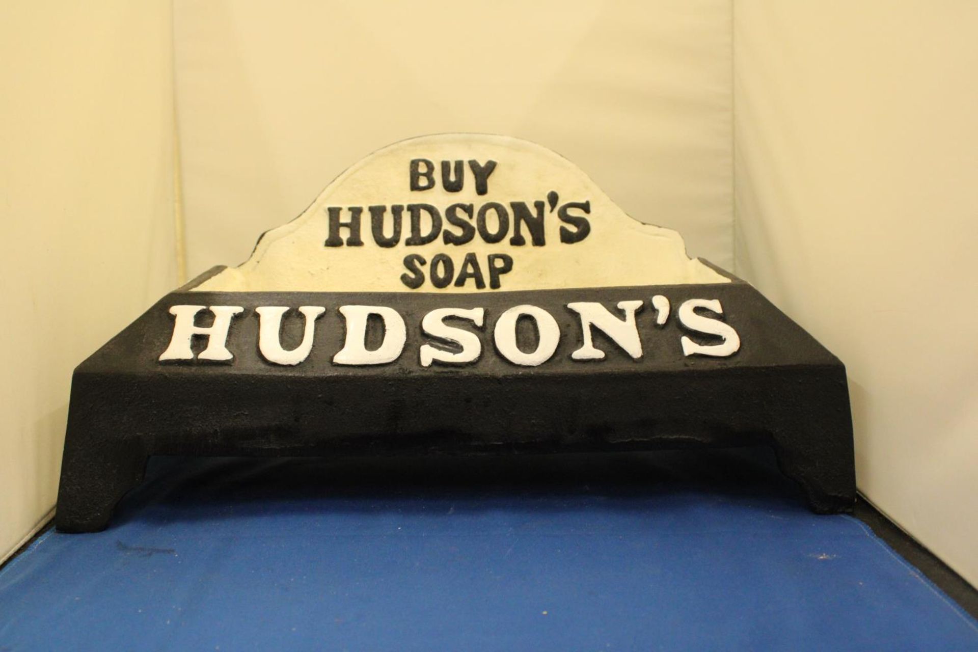 A LARGE CAST DOG WATER BOWL ADVERITISING HUDSON SOAPS - Image 2 of 3