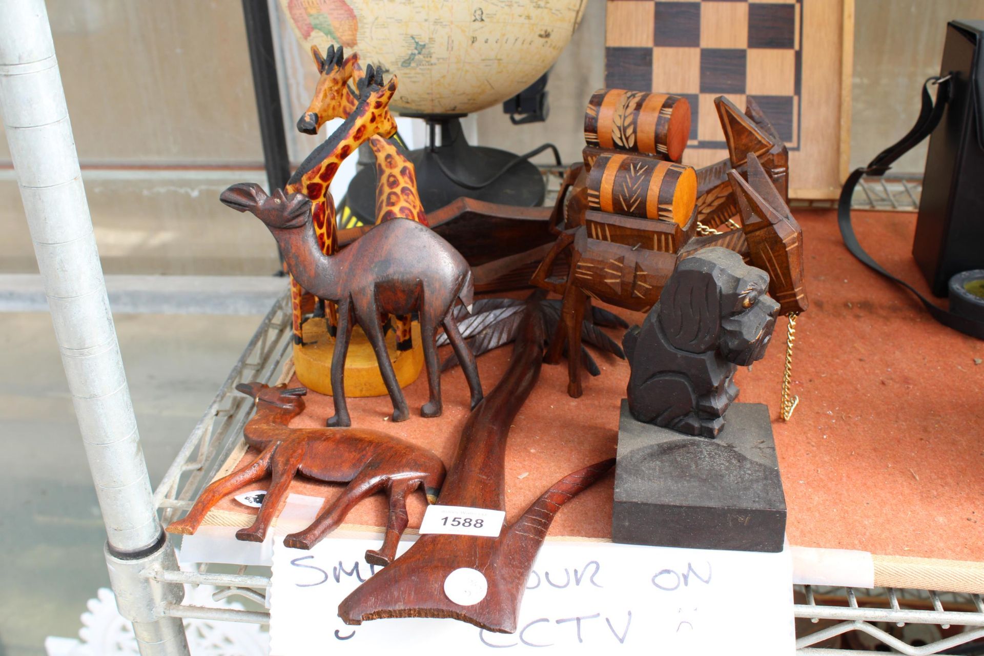 AN ASSORTMENT OF TREEN ITEMS TO INCLUDE CAMELS, DONKEYS AND GIRAFFES ETC