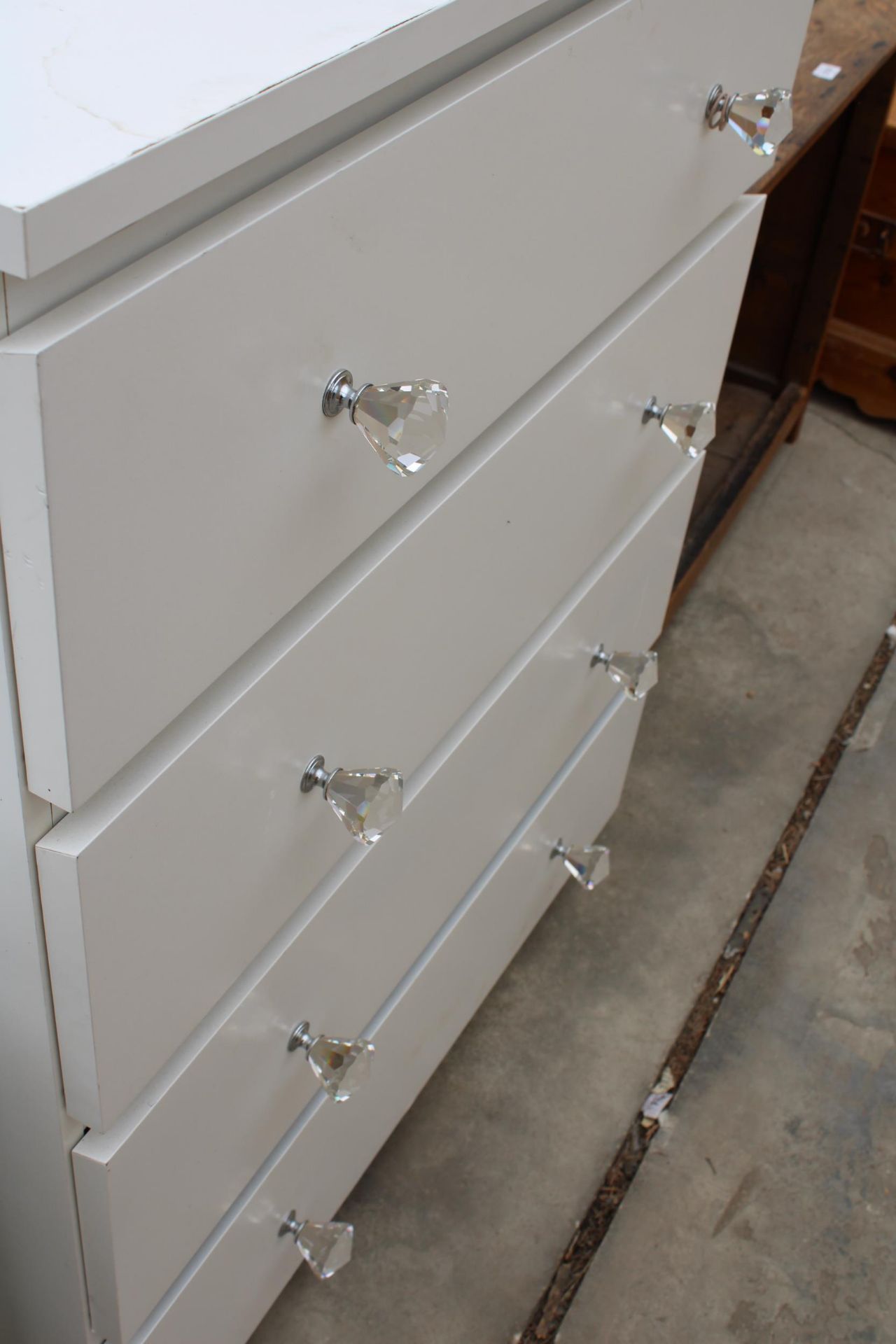 A MODERN WHITE CHEST OF FOUR DRAWERS AND BEDSIDE LOCKER - Image 2 of 3