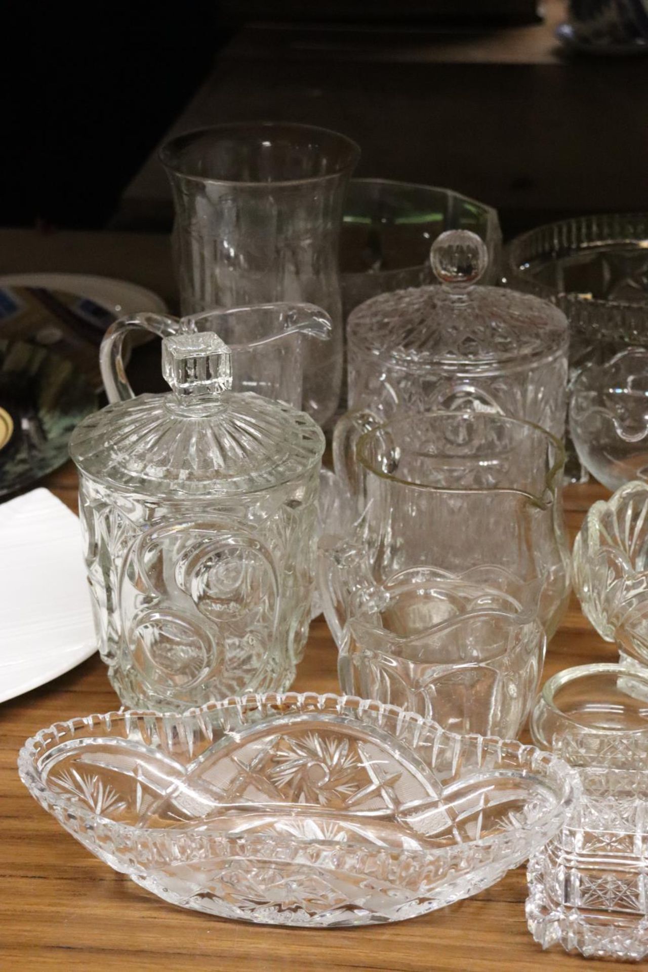 A LARGE QUANTITY OF GLASSWARE TO INCLUDE BOWLS, JUGS, LIDDED CONTAINERS, ETC - Image 2 of 5