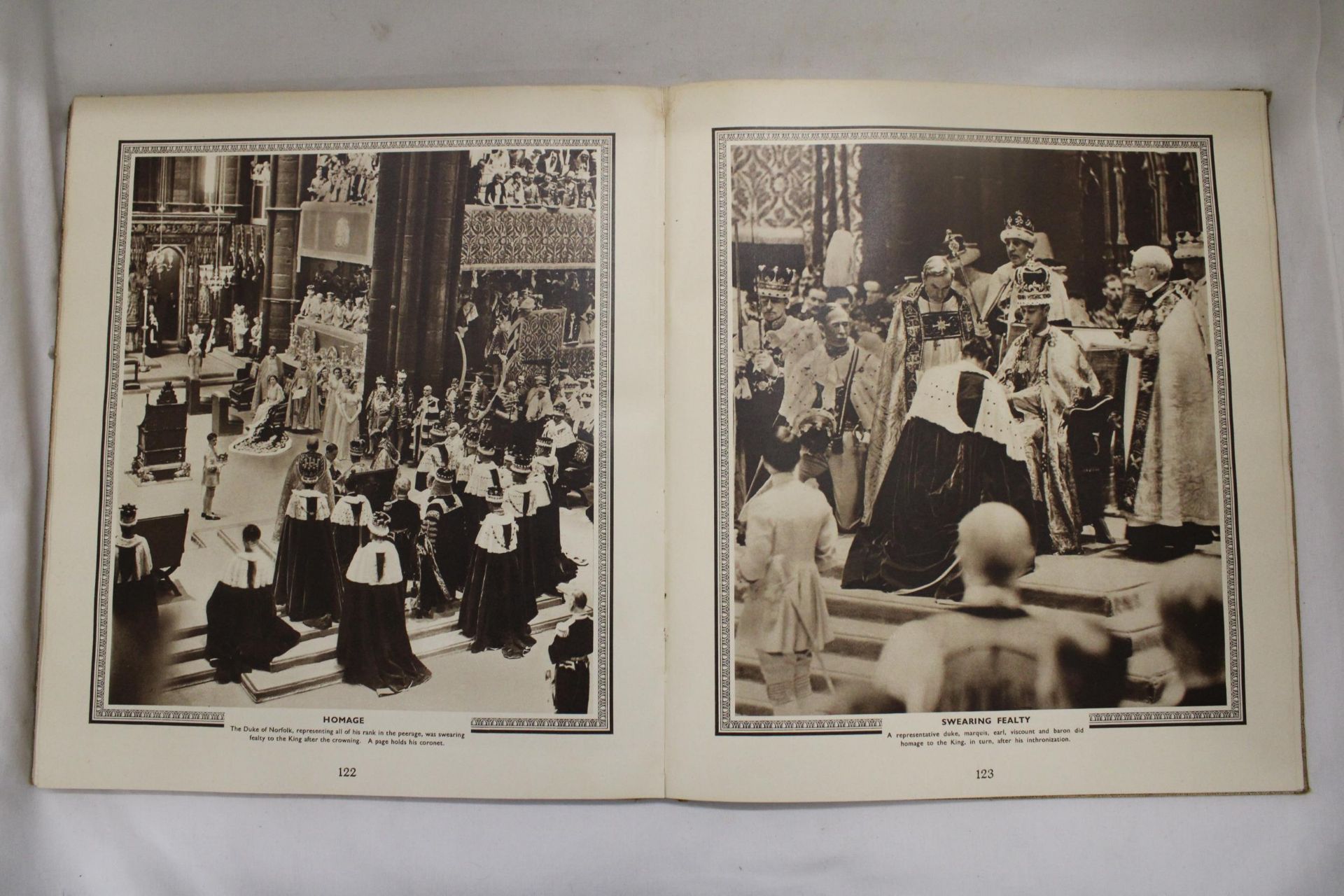 A 1937 CORONATION SOUVENIR BOOK - Bild 5 aus 6