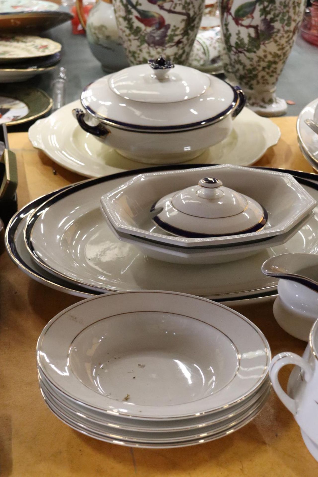 A ROYAL NORFOLK PART DINNER SERVICE TOGETHER WITH A FURTHER UNNAMED WHITE WITH NAVY TRIM DINNER - Image 2 of 7