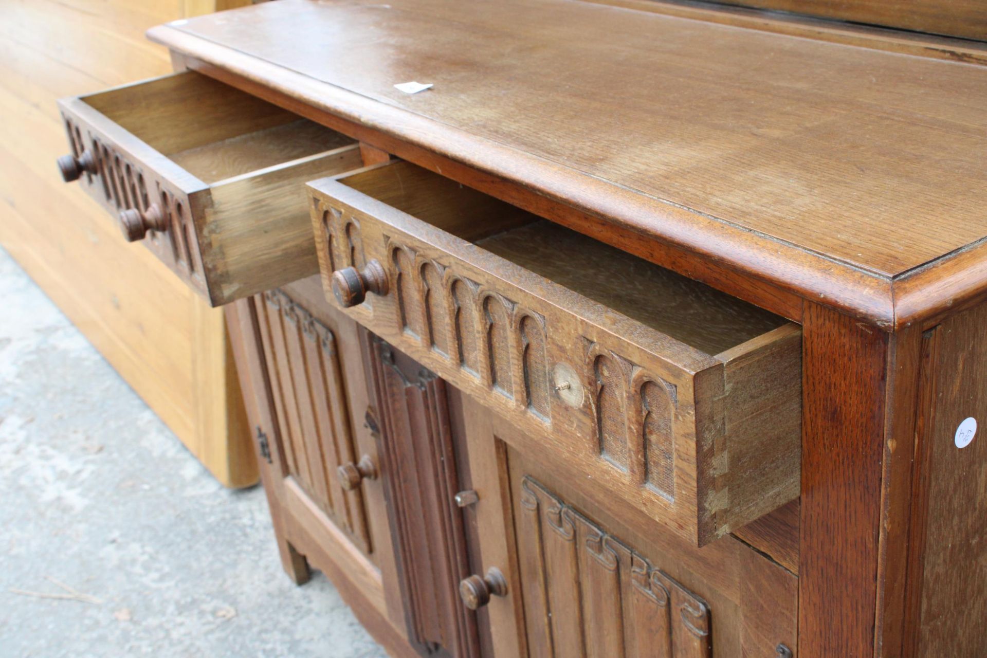 A REPRODUCTION OAK DRESSER WITH LINEN FOLD DOORS AND PLATE RACK, L.MARCUS LTD (LONDON) 48" WIDE - Image 4 of 4