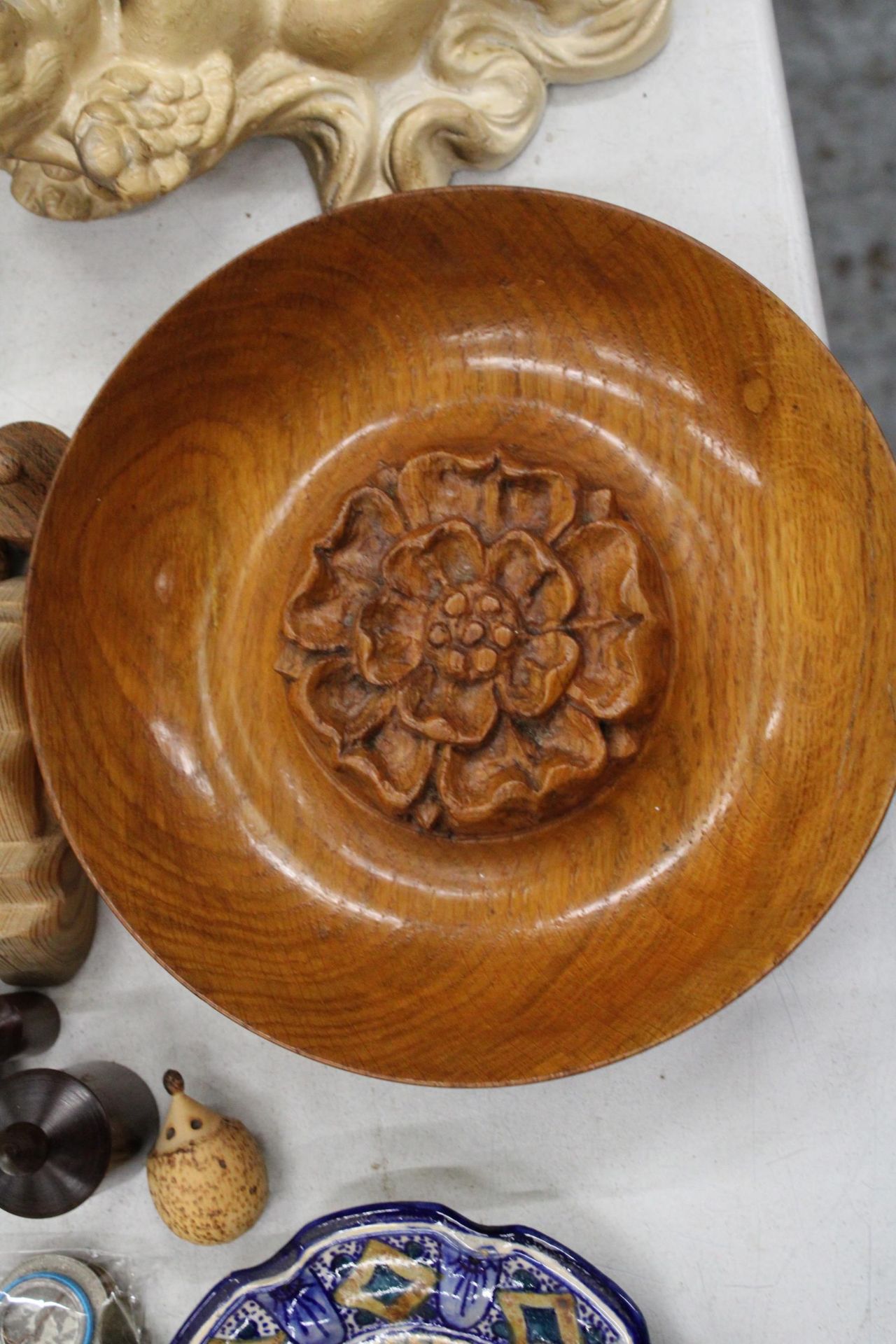 A QUANTITY OF ITEMS TO INCLUDE TREEN BOWLS, SMALL LIDDEDPOTS, MINIATURE ANIMALS, A TERRECOTTA BULL - Image 5 of 7