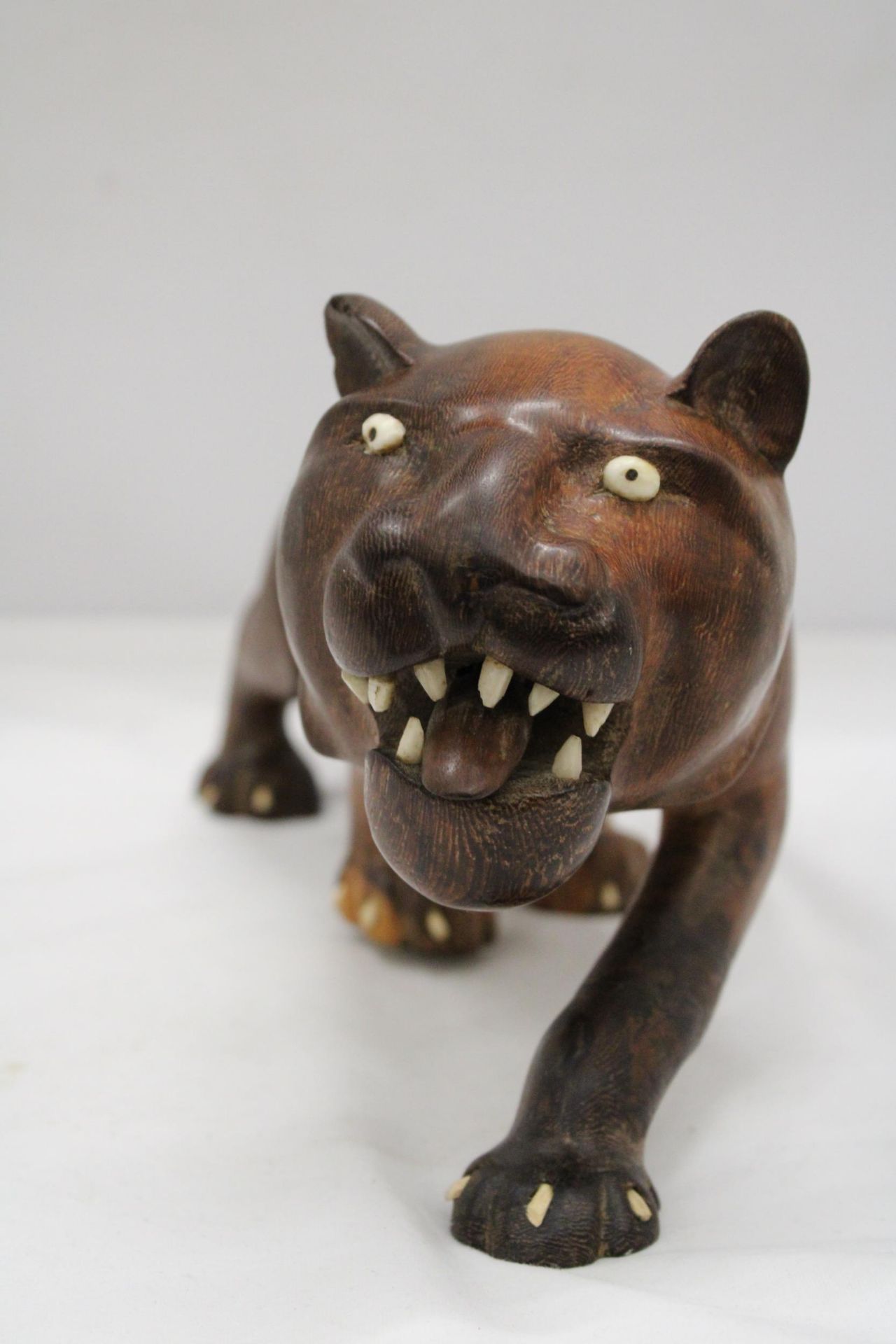 A CARVED HARD WOOD FIGURE OF A BIG CAT, HEIGHT 16CM, LENGTH 36CM - Image 3 of 5