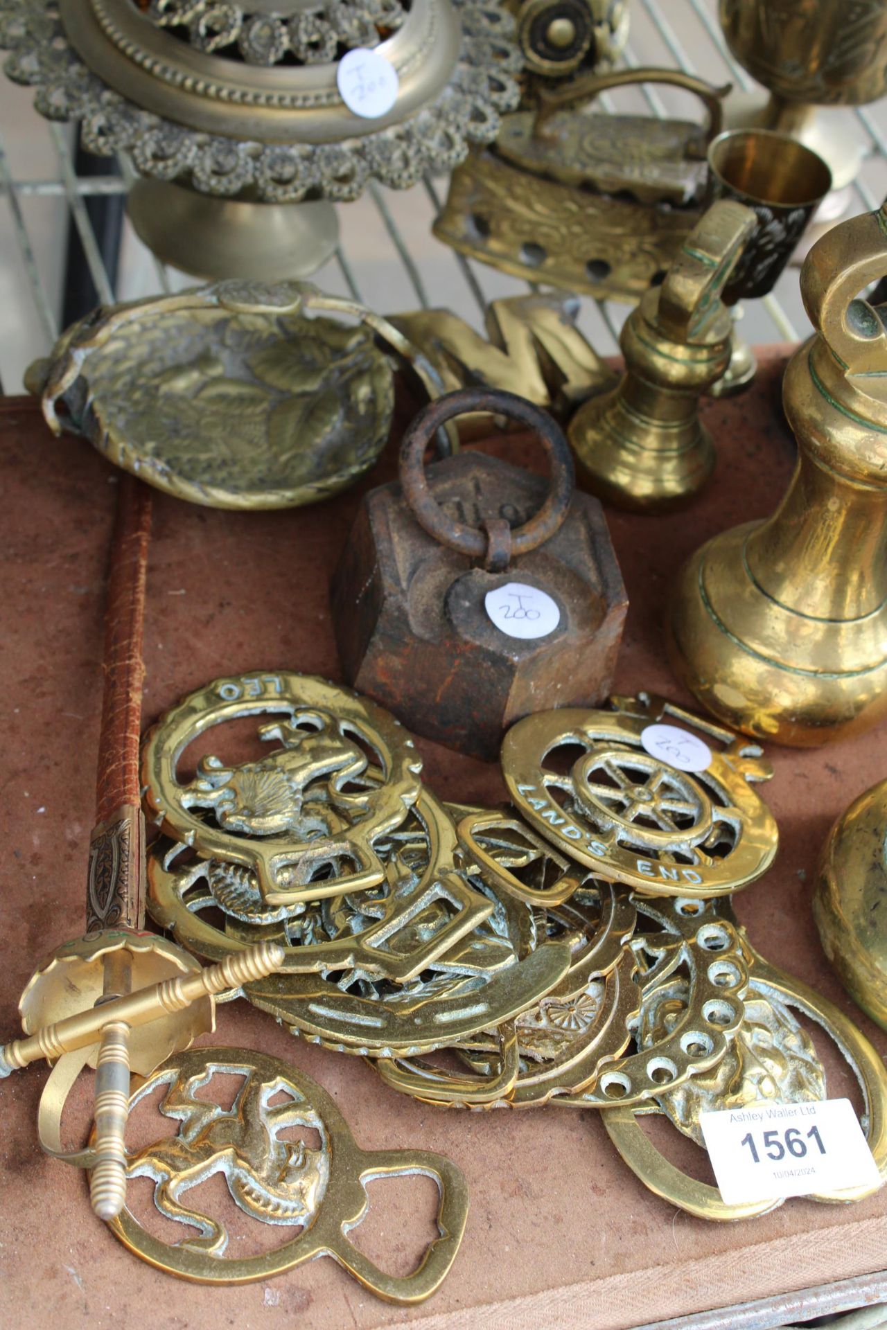 AN ASSORTMENT OF BRASS ITEMS TO INCLUDE BELL WEIGHTS, A PESTAL AND MORTAR AND HORSE BRASSES ETC - Image 4 of 4