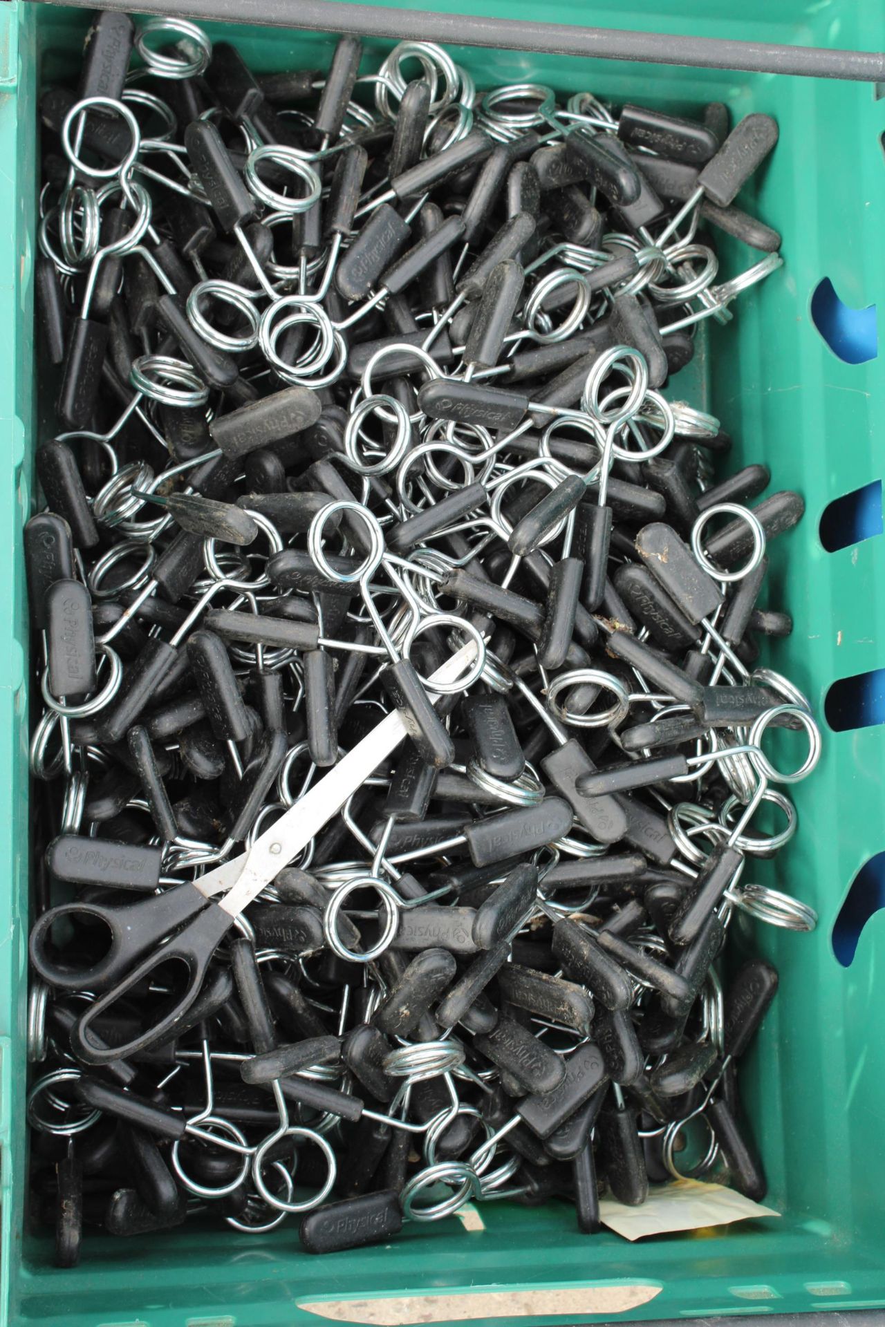 A LARGE QUANTITY OF WEIGHT BARS AND GRIP STRENGTHENERS ETC - Bild 2 aus 2