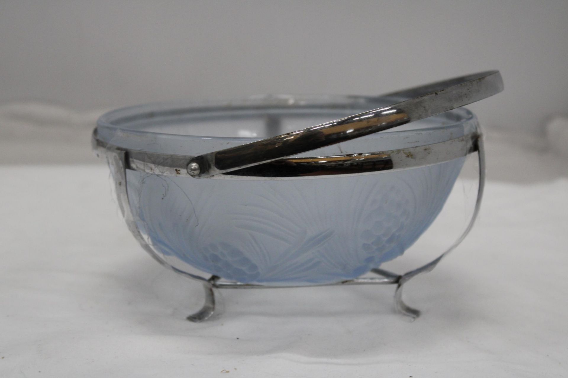 A VINTAGE JOBLING GLASS BOWL IN A SILVER PLATED HOLDER, DIAMETER 18CM - Image 4 of 6