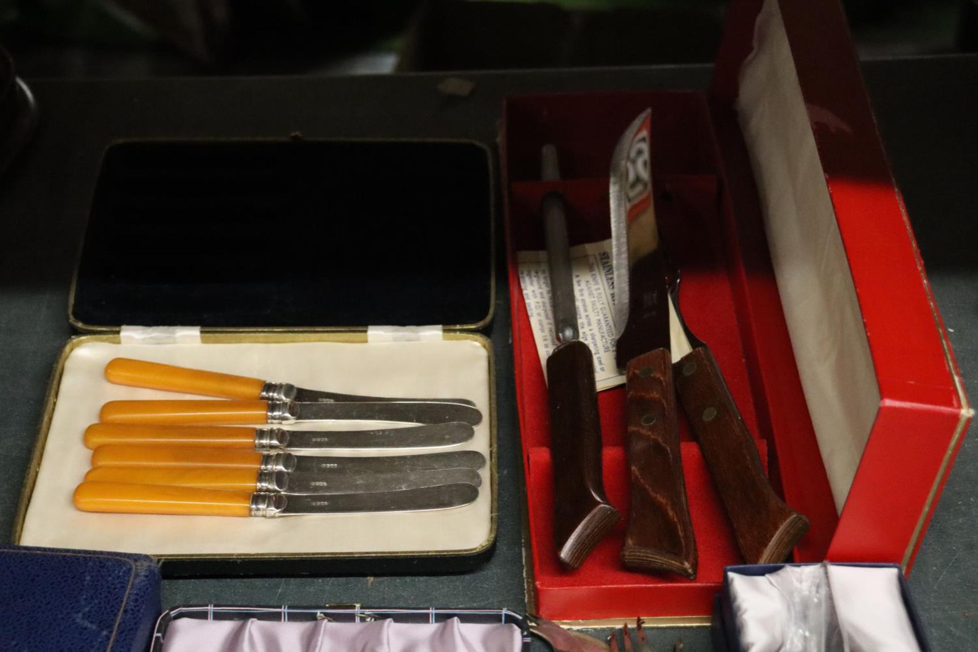 A QUANTITY OF BOXED FLATWARE TO INCLUDE ACARVING SET, AYNSLEY CAKE KNIFE, WOODEN NAPKIN RINGS, ETC - Image 2 of 6