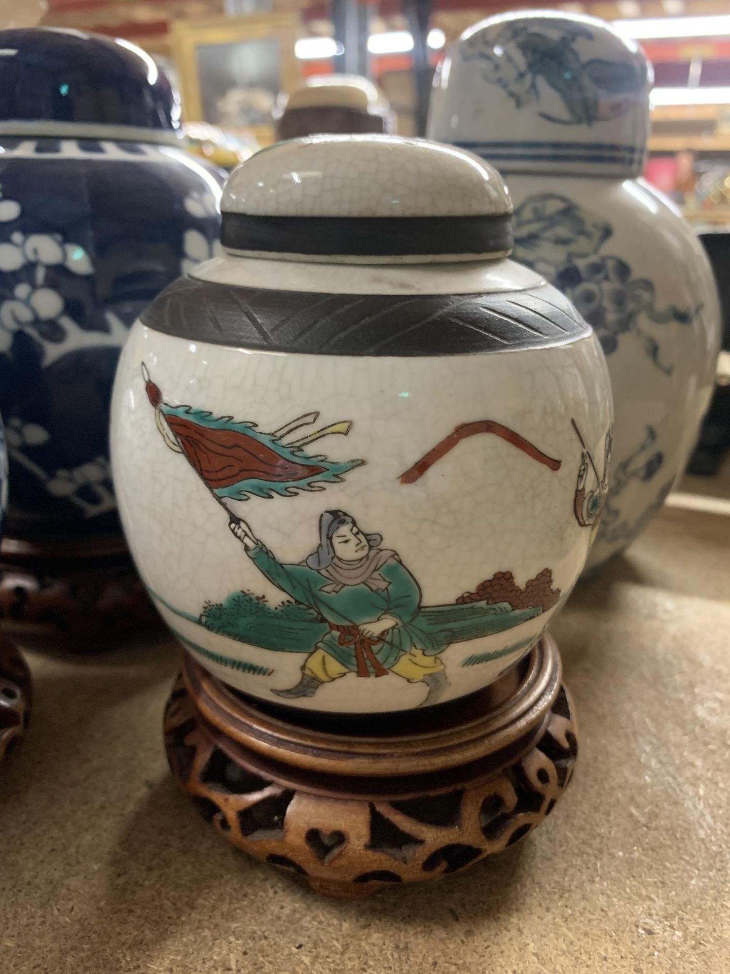 A MIXED LOT OF ORIENTAL STYLE GINGER JARS SOME ON WOODEN STANDS TO INCLUDE A GLASS POT AND A - Image 2 of 4