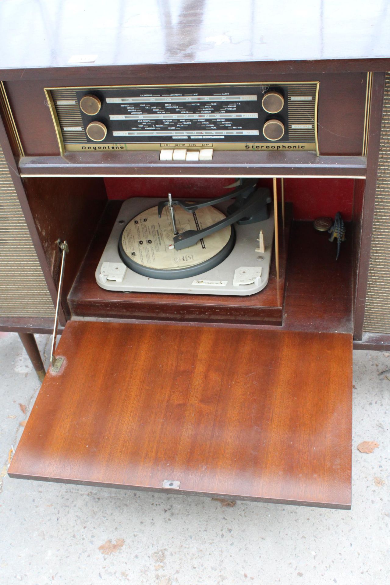 A RETRO REGENTEN STEREOPHONIC RADIOGRAM - Image 3 of 4