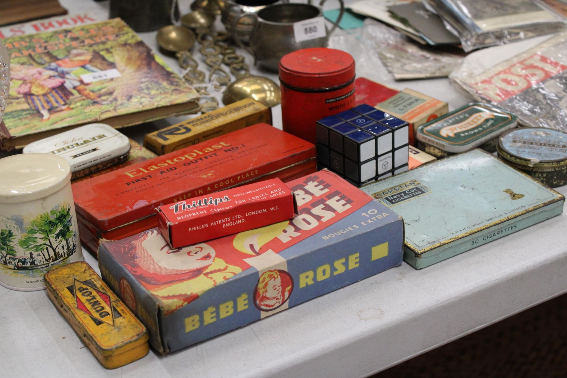 A QUANTITY OF VINTAGE TINS PLUS A MERCEDES BENZ, RUBIKS CUBE - Bild 6 aus 7