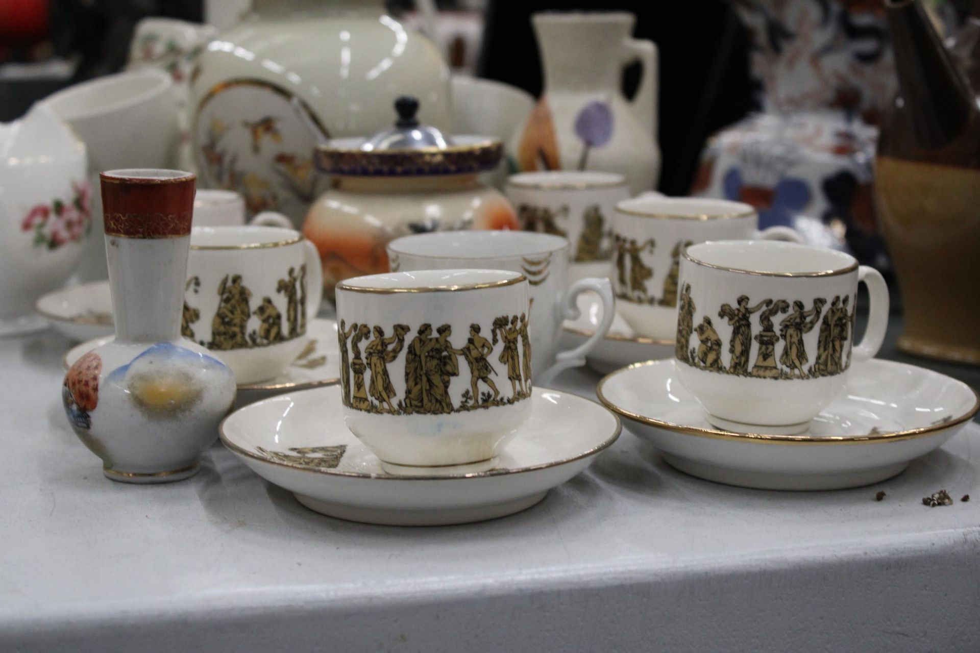A QUANTITY OF CERAMICS TO INCLUDE CLASSICAL THEMED CUPS AND SAUCERS, PLATES, A LIDDED JAR, - Image 2 of 5