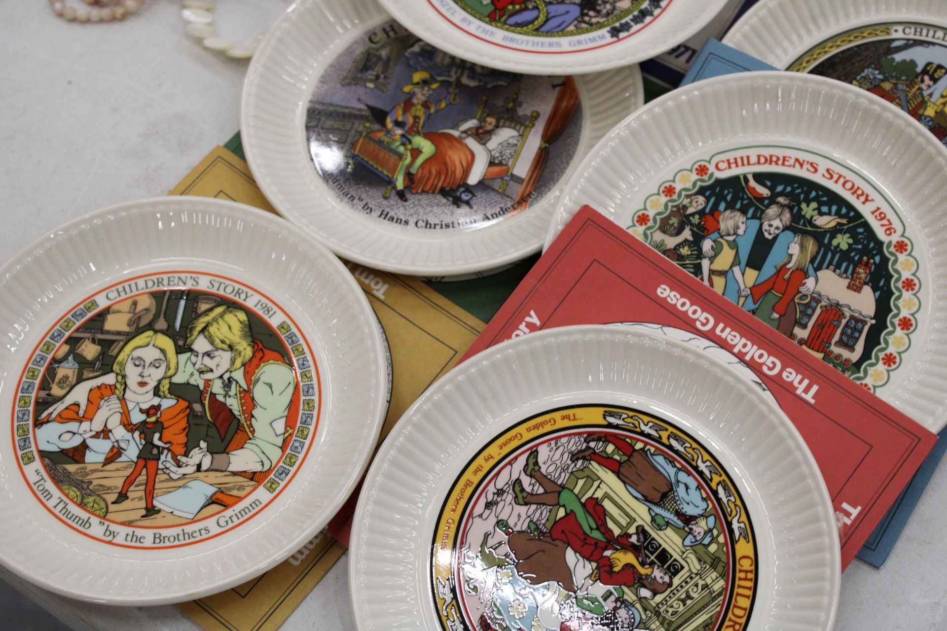 A COLLECTION OF VINTAGE WEDGWOOD, CHILDREN'S STORY PLATES WITH BOOKLETS - 13 IN TOTAL - Image 4 of 4