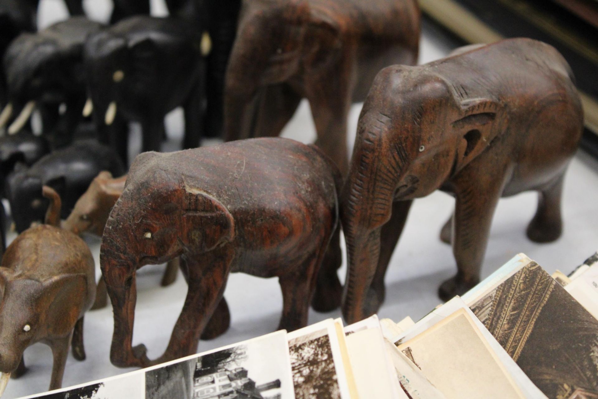 A LARGE COLLECTION OF VARIOUS SIZES OF WOODEN ASIAN ELEPHANTS - Image 4 of 6