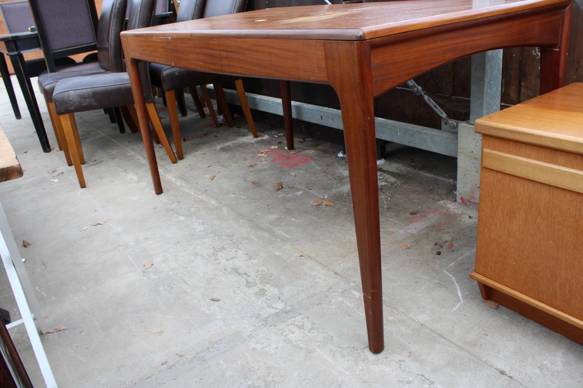 A RETRO TEAK EXTENDING DINING TABLE 56" X 31" (LEAF 22") - Bild 2 aus 4