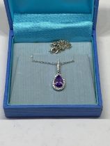 A SILVER AND AMETHYST NECKLACE IN A PRESENTATION BOX