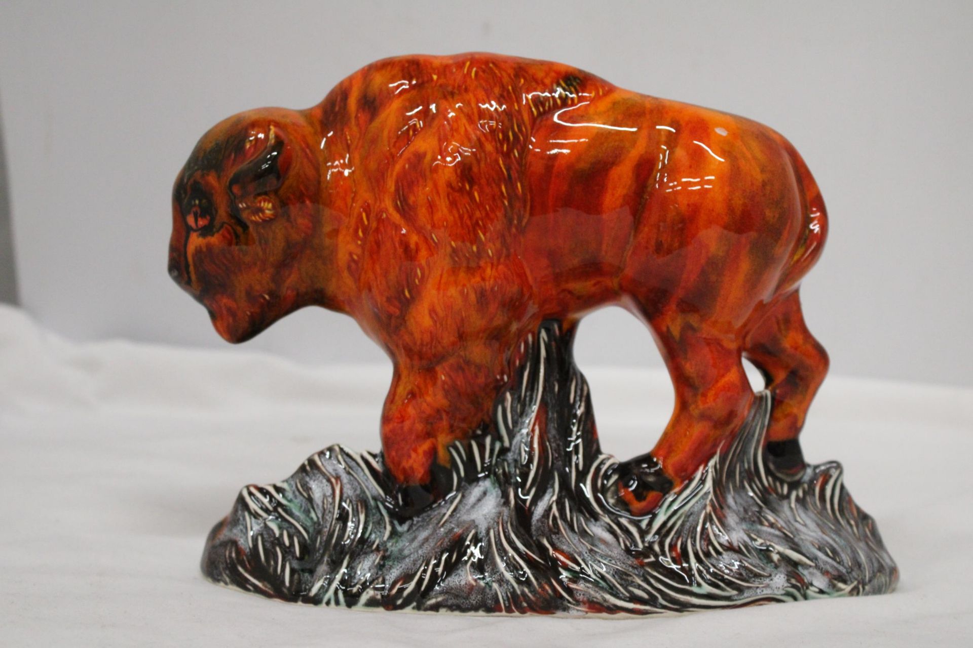 AN ANITA HARRIS BISON (SIGNED IN GOLD) - Image 4 of 6