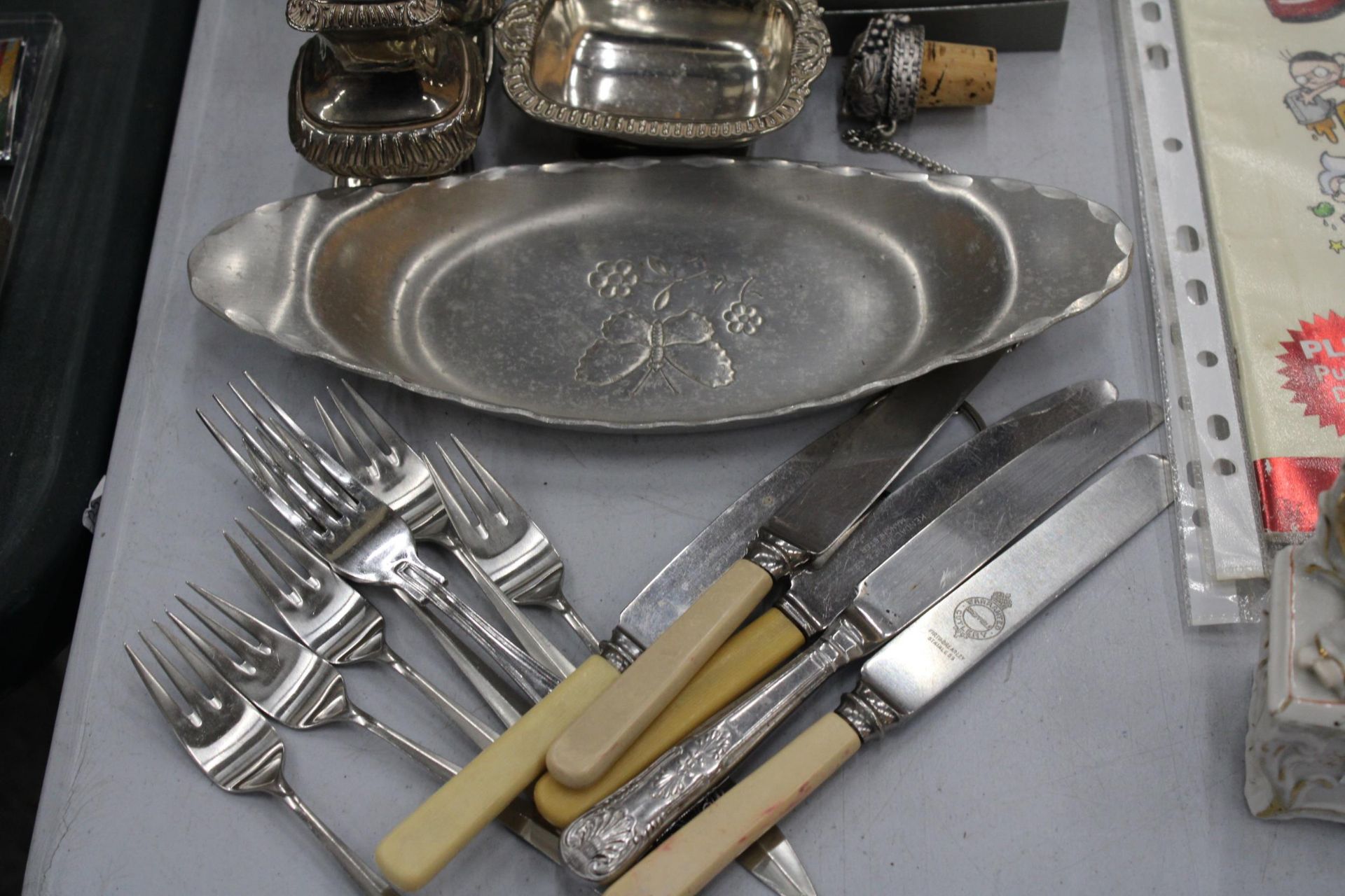 A QUANTITY OF SILVER PLATED AND METAL ITEMS TO INCLUDE GOBLETS, A CRUET SET, DISHES, FLATWARE, ETC - Image 4 of 5