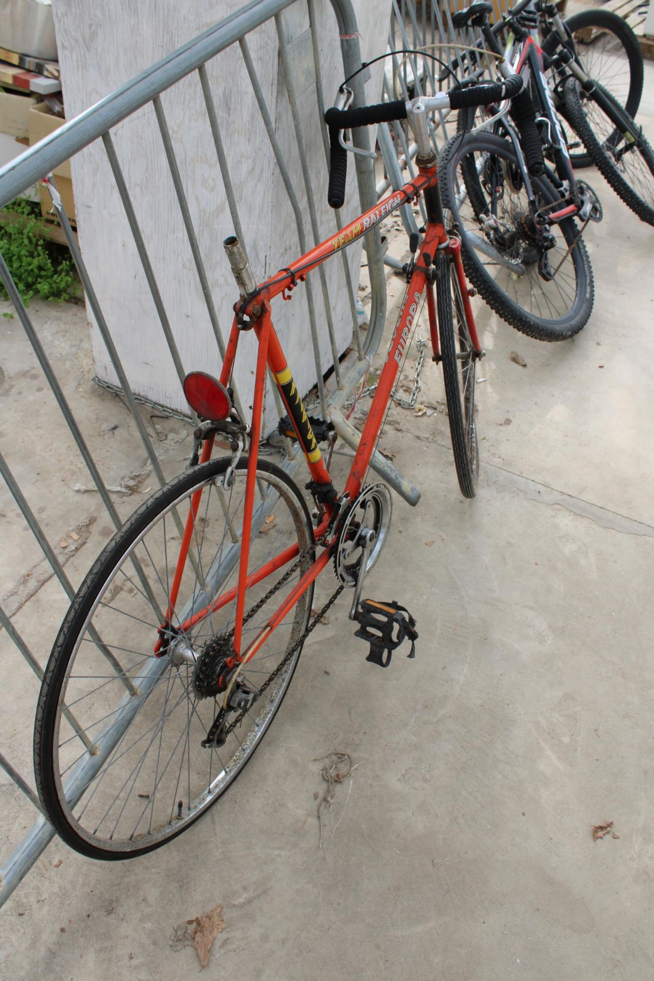 A VINTAGE RALEIGH EUROPA ROAD BIKE WITH 12 SPEED GEAR SYSTEM (NO SEAT) - Image 2 of 3