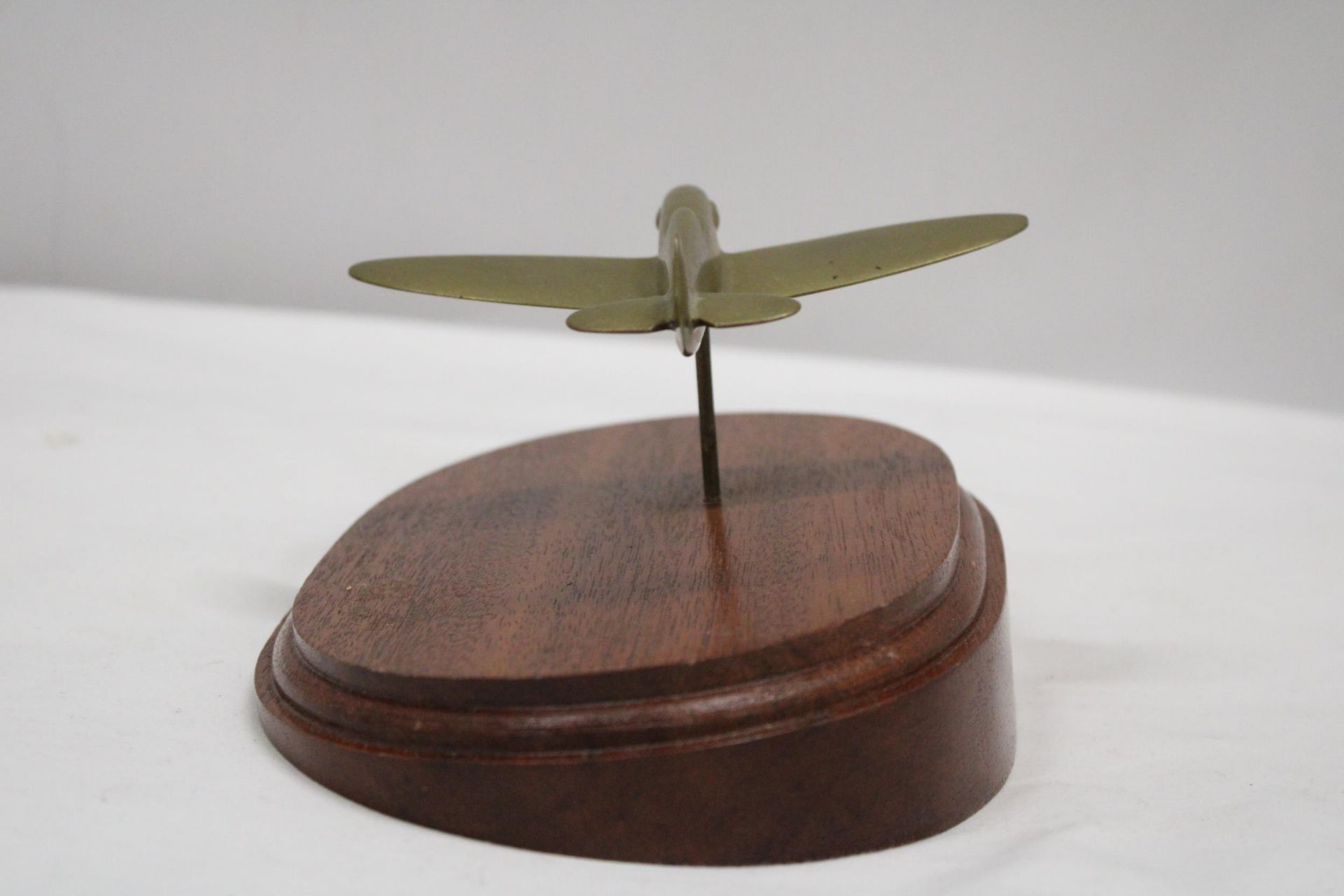 A BRASS MODEL OF AN RAF HAWKER HURRICANE WW11 AEROPLANE, ON A WOODEN PLINTH, HEIGHT APPROX 10CM - Image 5 of 5