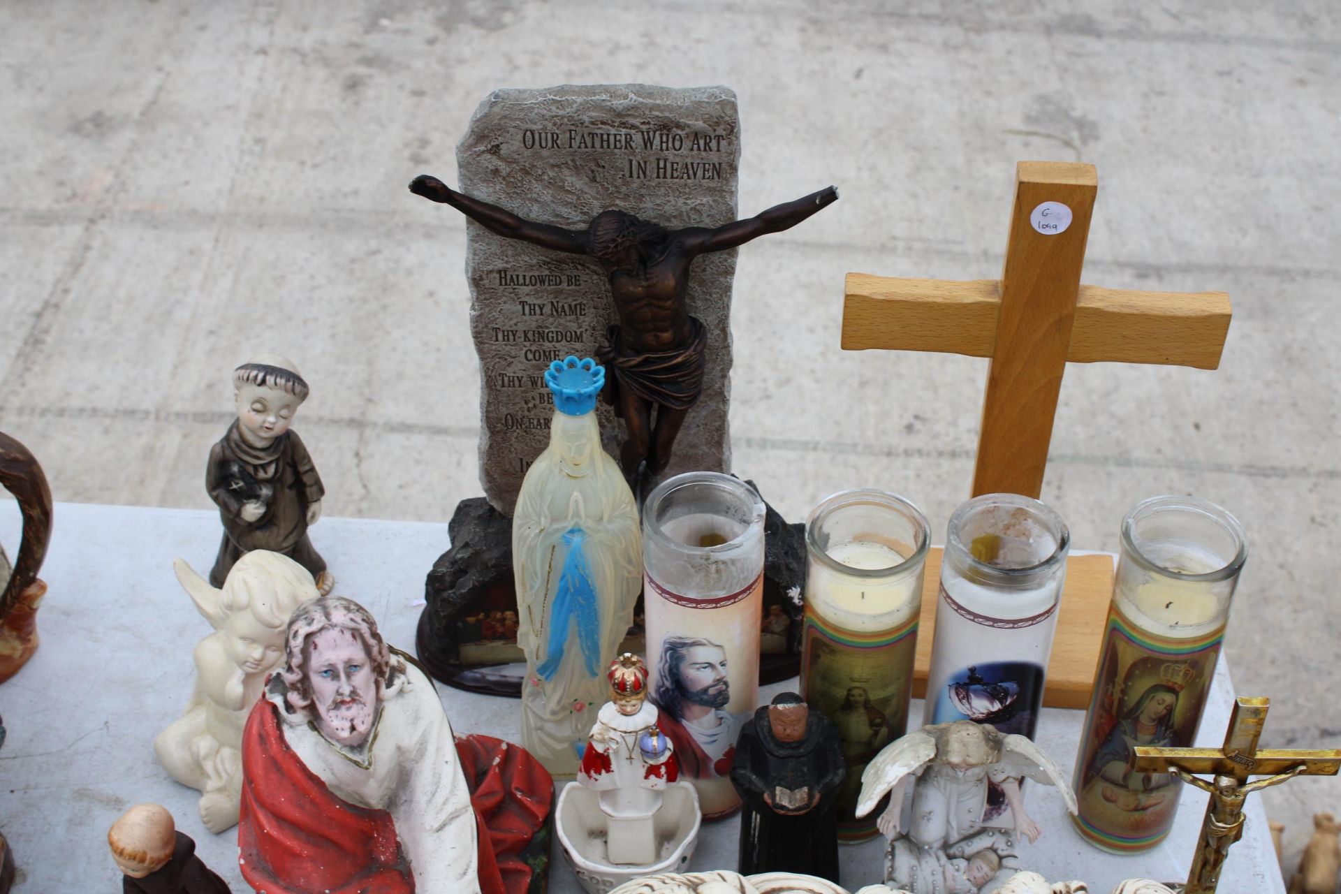 AN ASSORTMENT OF RELIGIOUS ITEMS TO INCLUDE FIGURES AND CANDLES ETC - Image 2 of 4
