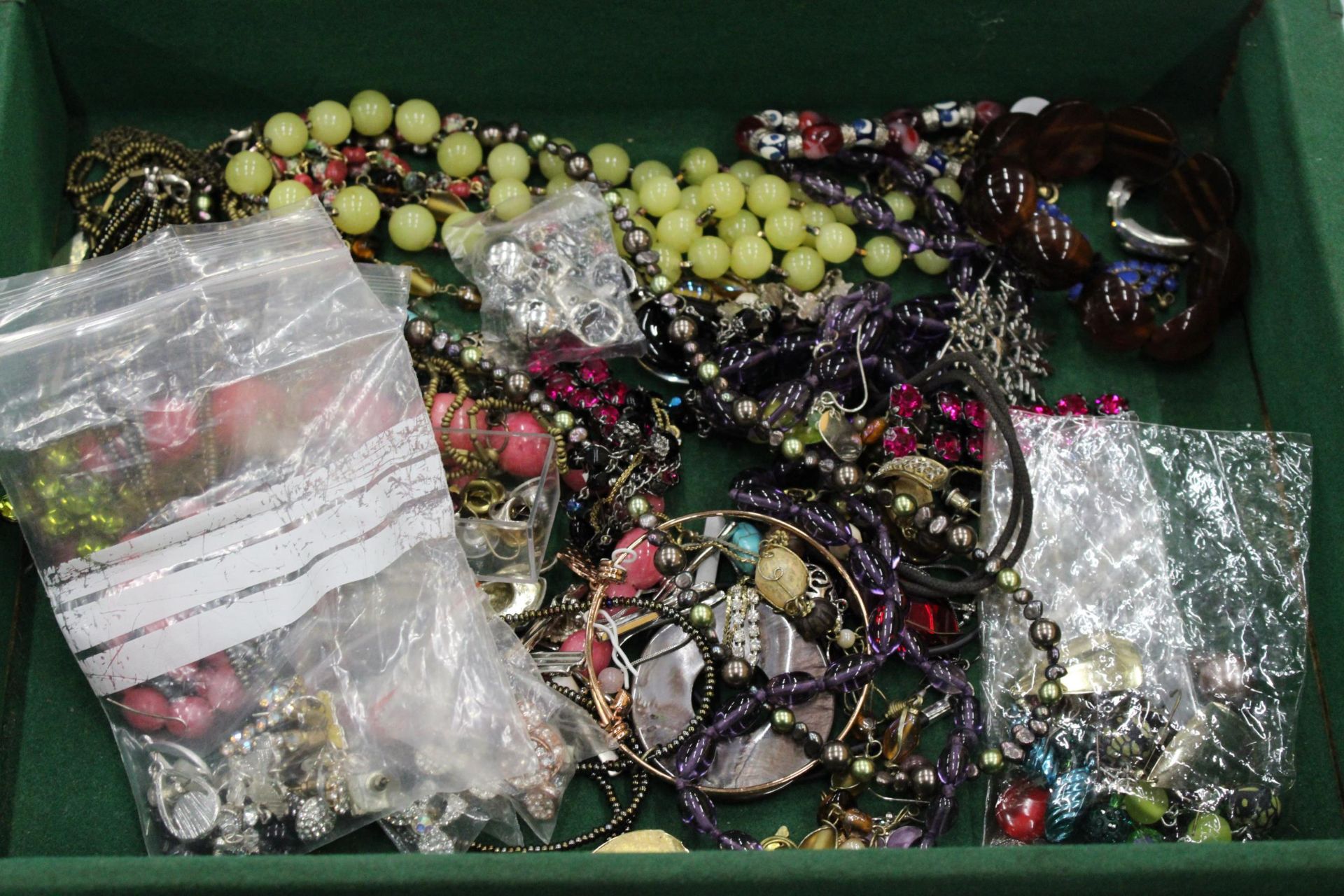 A QUANTITYOF COSTUME JEWELLERY TO INCLUDE WATCHES, NECKLACES, EARRINGS, BEADS, BANGLES, ETC - Image 4 of 5
