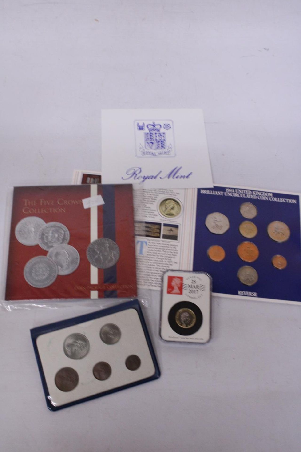 A COLLECTION OF COINS TO INCLUDE THE FIVE CROWN COLLECTION, 1984 ROYAL MINT UNCIRCULATED COIN