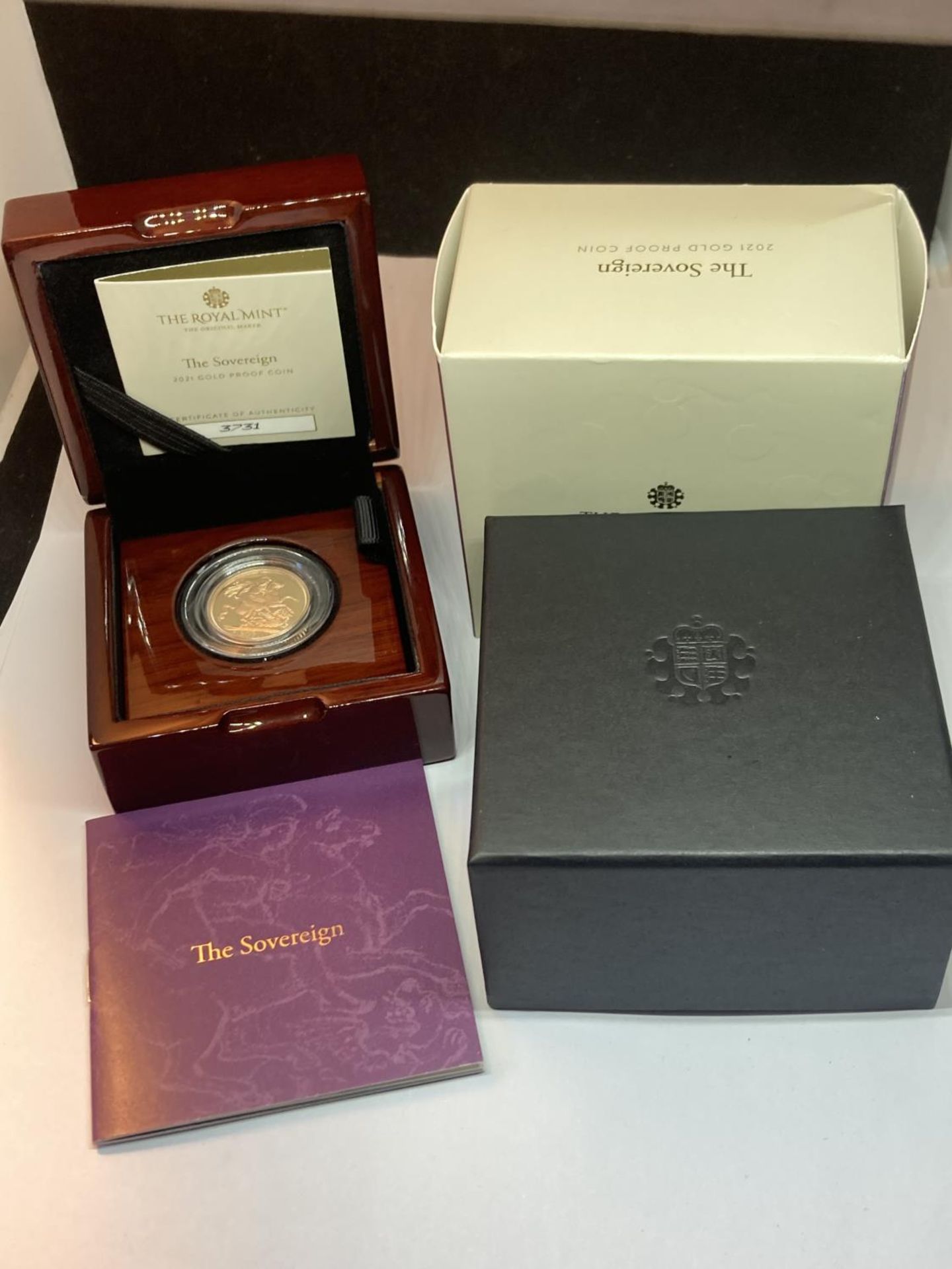 A 2021 THE SOVEREIGN GOLD PROOF LIMITED EDITION NUMBER 3,731 OF 7,995 IN A WOODEN BOXED CASE