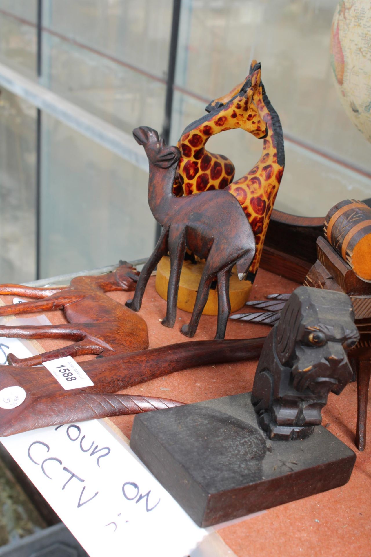 AN ASSORTMENT OF TREEN ITEMS TO INCLUDE CAMELS, DONKEYS AND GIRAFFES ETC - Image 3 of 3