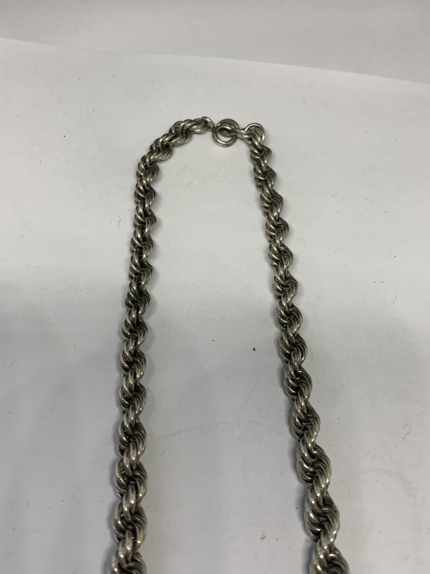 A SILVER ROPE CHAIN LENGTH 18" - Image 3 of 3
